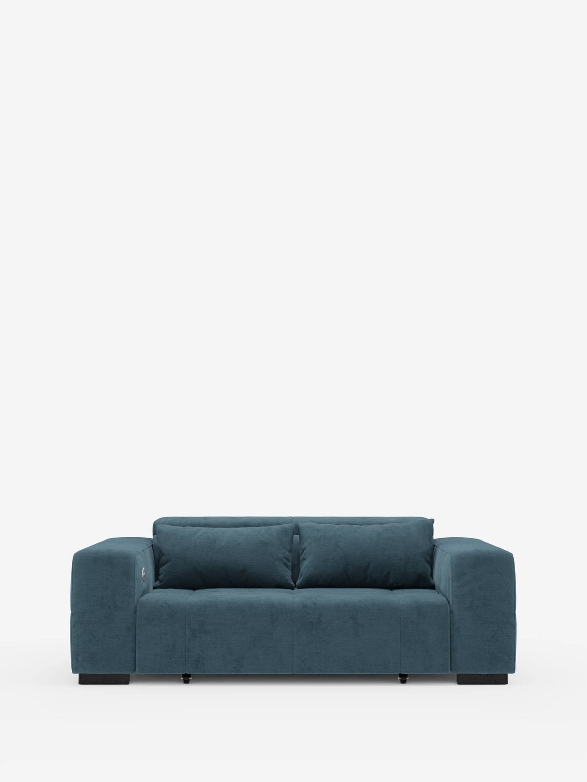 Un moderno divano Monarch con funzione relax elettrica per l’allungamento delle sedute e poggiatesta reclinabile di Divani.Store, rivestito in morbido tessuto T31 antimacchia in blu verde acqua intenso, è posizionato al centro su uno sfondo bianco a tinta unita. Questo elegante divanetto è caratterizzato da ampi braccioli, due cuscini dello schienale e un design minimalista con gambe nere corte, appena visibili sotto la base.