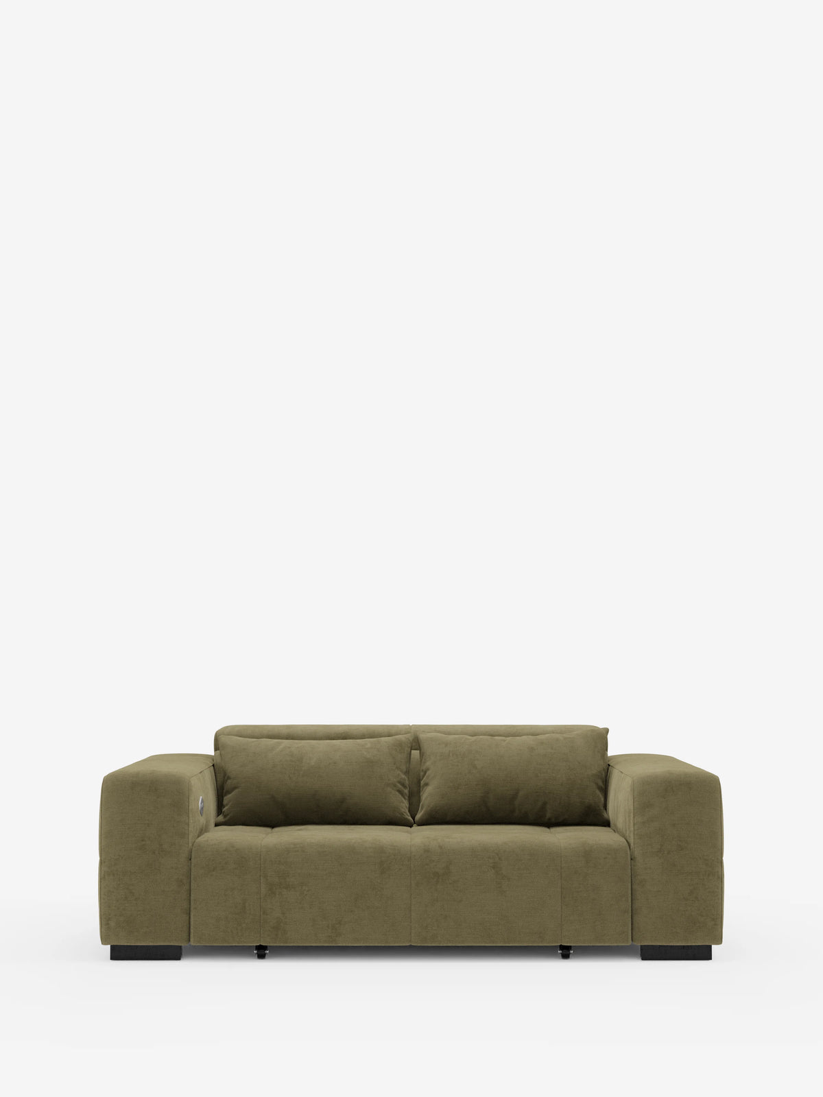 Un divano a due posti in stile contemporaneo color verde oliva: il Monarch Divano con Relax Elettrico per l’allungamento delle sedute e poggiatesta reclinabile di Divani.Il modello presenta ampi braccioli squadrati, morbidi cuscini di seduta e schienale in tessuto T31 morbido e resistente alle macchie, e una base nera dal profilo ribassato — che emana il fascino raffinato del design italiano — presentata su uno sfondo bianco a tinta unita.