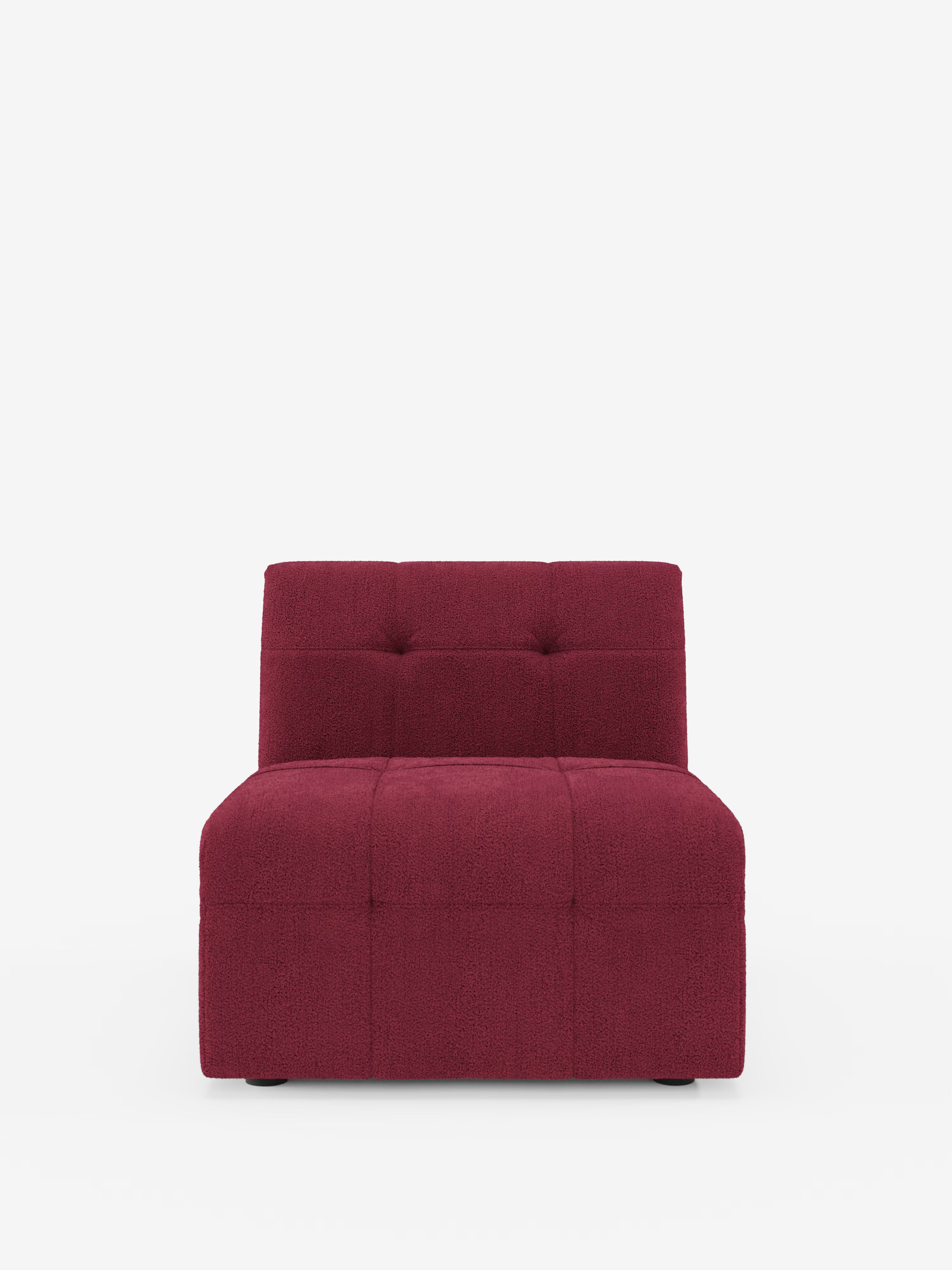 La poltrona Mosaic modulo da 77 cm di Divani.Store è una moderna poltrona senza braccioli rivestita in tessuto bouclé T21 rosso intenso e resistente alle macchie. Caratterizzata da una seduta e uno schienale bassi e ampi con raffinata trapuntatura capitonné, questo modello spicca su uno sfondo bianco a tinta unita. La sua silhouette squadrata e minimalista fonde armoniosamente lo stile contemporaneo con un comfort senza tempo.