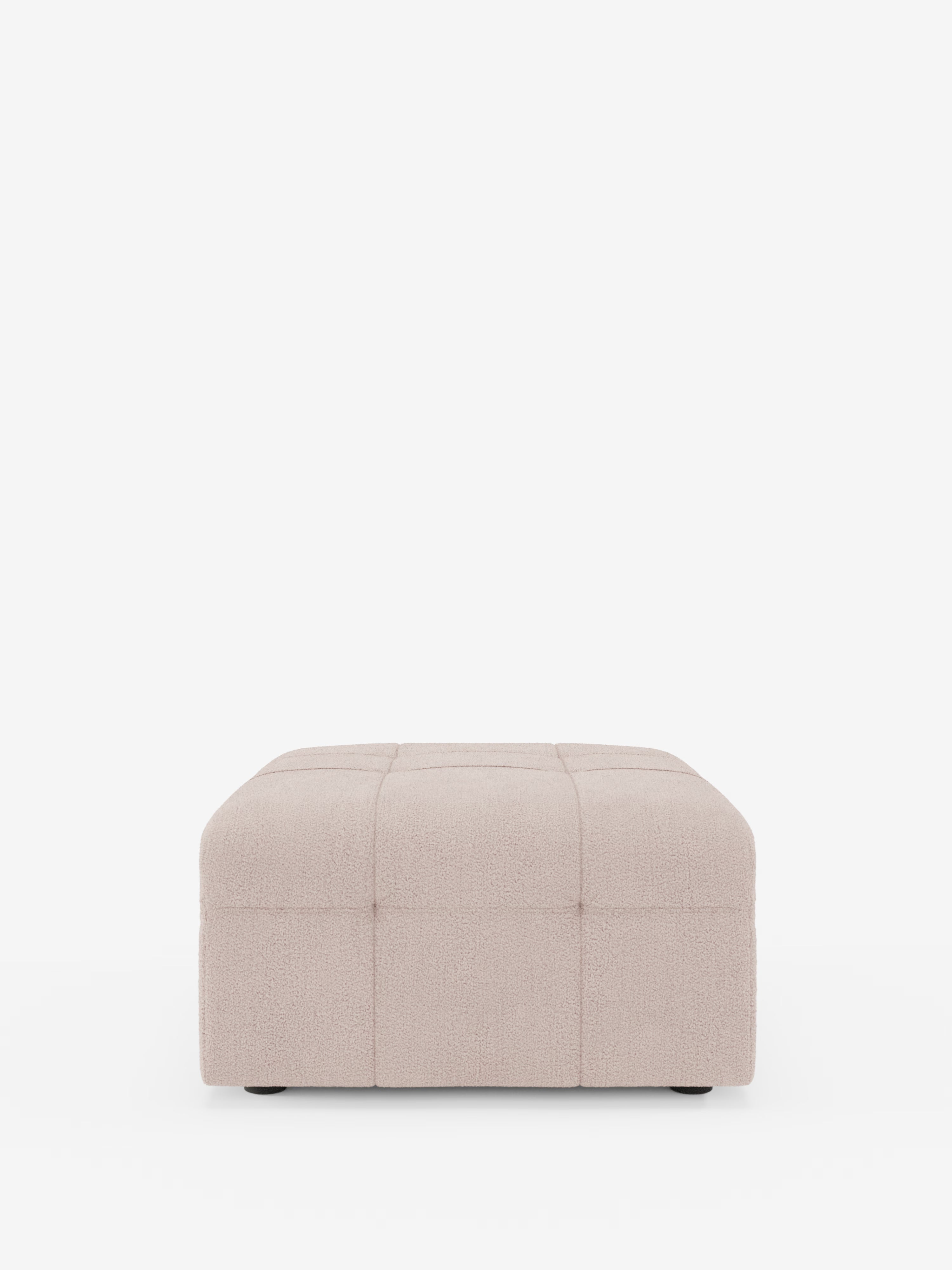 Un pouf quadrato “Mosaic” in bouclé color beige chiaro di Divani.Store si staglia su uno sfondo bianco, realizzato in morbido tessuto bouclé T21, resistente alle macchie e dalla trama ricca, con raffinate cuciture capitonné. Ispirato all’eleganza dell’artigianato italiano, questo pouf presenta bordi delicatamente arrotondati e una silhouette dal profilo basso, per un look lussuoso e minimalista.