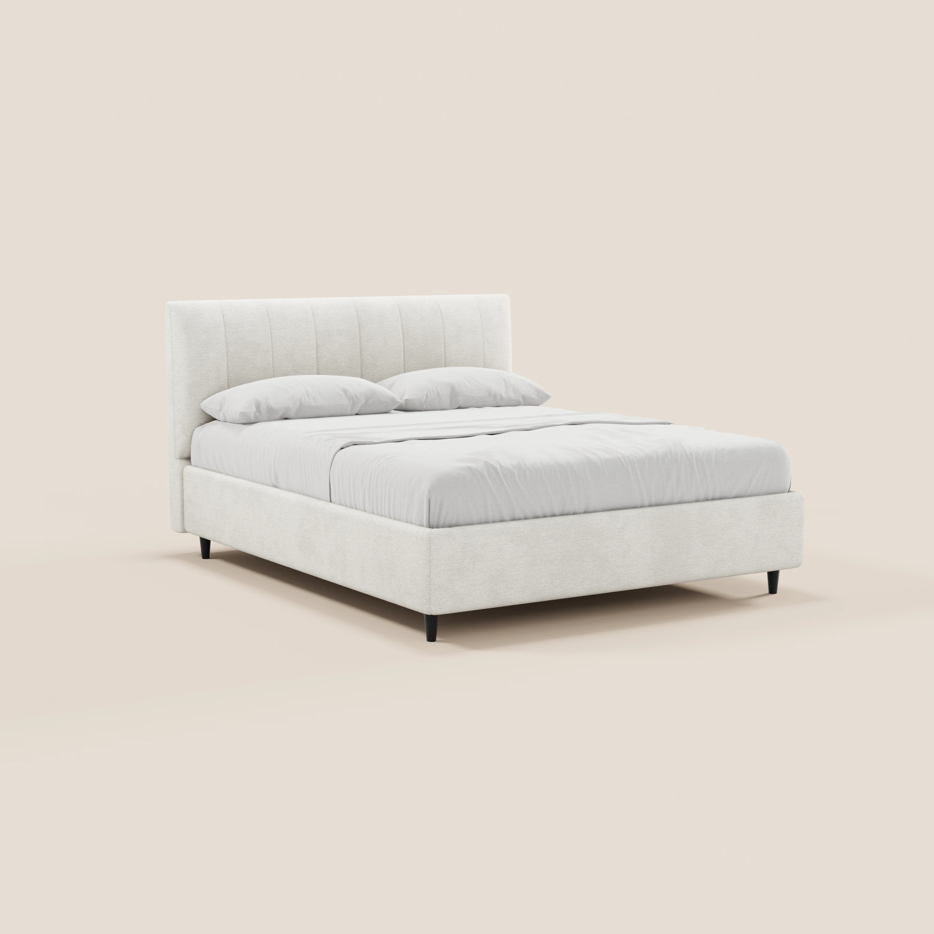 Il letto imbottito con contenitore ONYX di Letti.store è caratterizzato da un'alta testiera verticale in tessuto certificato Oeko-Tex®, due cuscini, un piumone, gambe corte nere e un design minimalista bianco su sfondo beige.