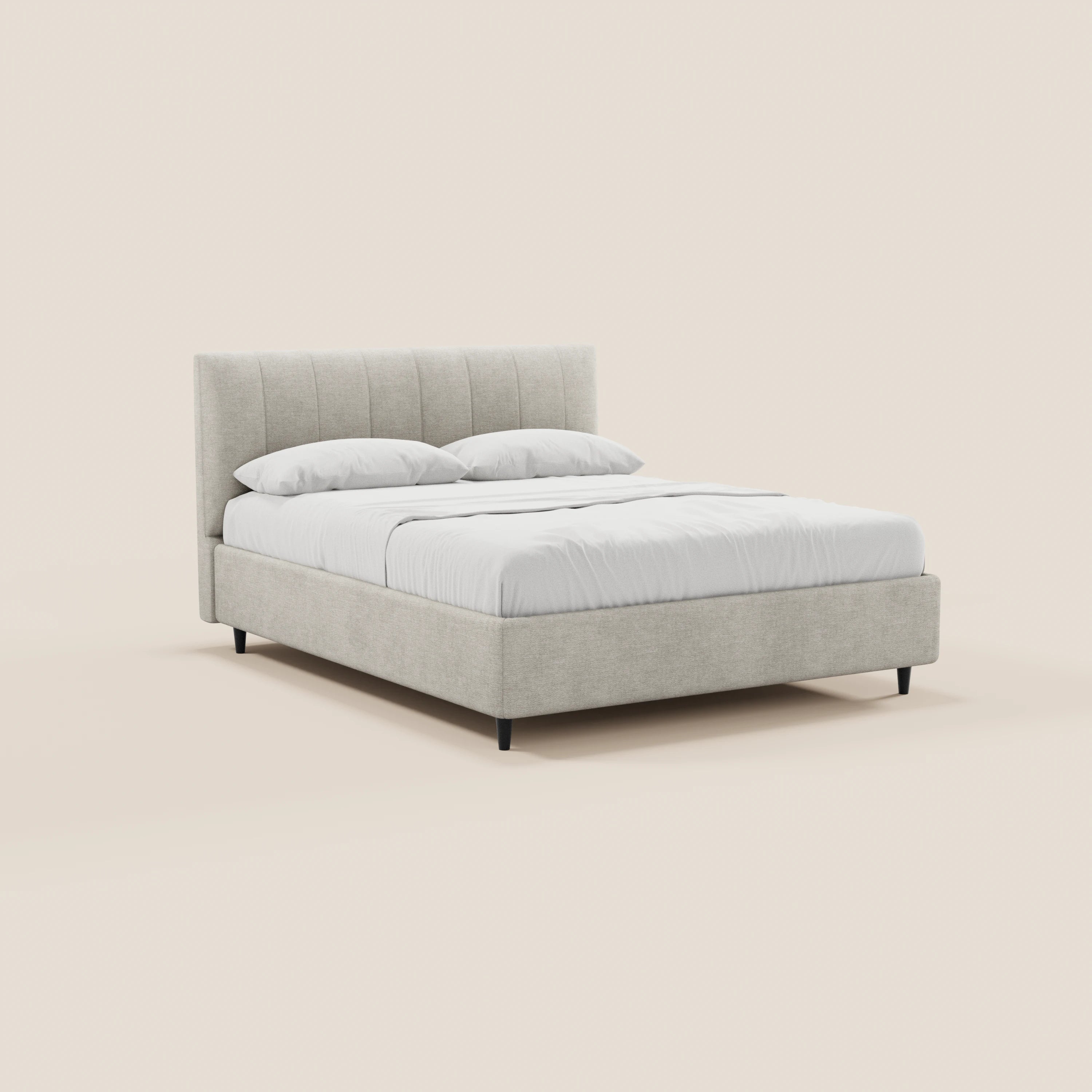 Il letto imbottito con contenitore ONYX di Letti.store presenta una testiera alta, di colore beige chiaro, con trapuntatura verticale in tessuto certificato Oeko-Tex®, una struttura in tinta, biancheria da letto bianca con due cuscini e gambe corte nere su uno sfondo a tinta unita.