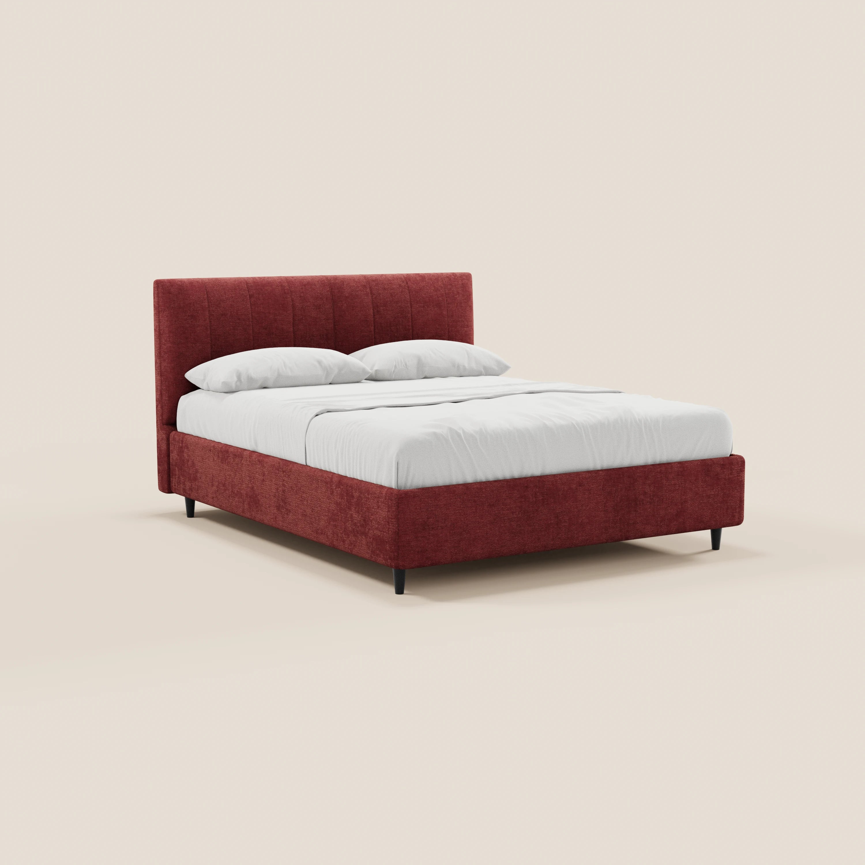 Il letto imbottito ONYX di Letti.store presenta una testiera in tessuto certificato Oeko-Tex® con cuciture verticali, di colore rosso intenso, e una base imbottita con contenitore. Poggia su sottili gambe nere ed è raffigurato con lenzuola bianche e due cuscini, su uno sfondo beige chiaro.