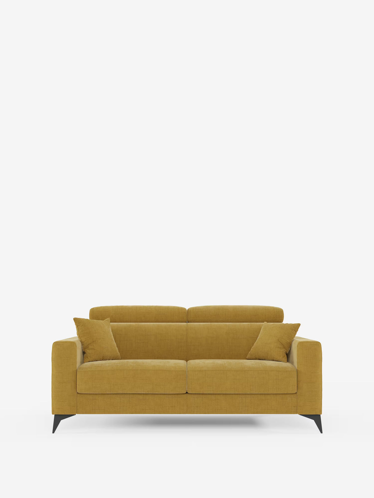 Un divano letto matrimoniale Pegaso in stile contemporaneo di Divani.Modello disponibile in tessuto jacquard resistente alle macchie color giallo senape (T22), caratterizzato da linee pulite e dritte, due cuscini di seduta, due cuscini dello schienale e due cuscini decorativi abbinati, il tutto poggiato su gambe angolate nere e presentato su uno sfondo bianco a tinta unita; include poggiatesta regolabili per un maggiore comfort.