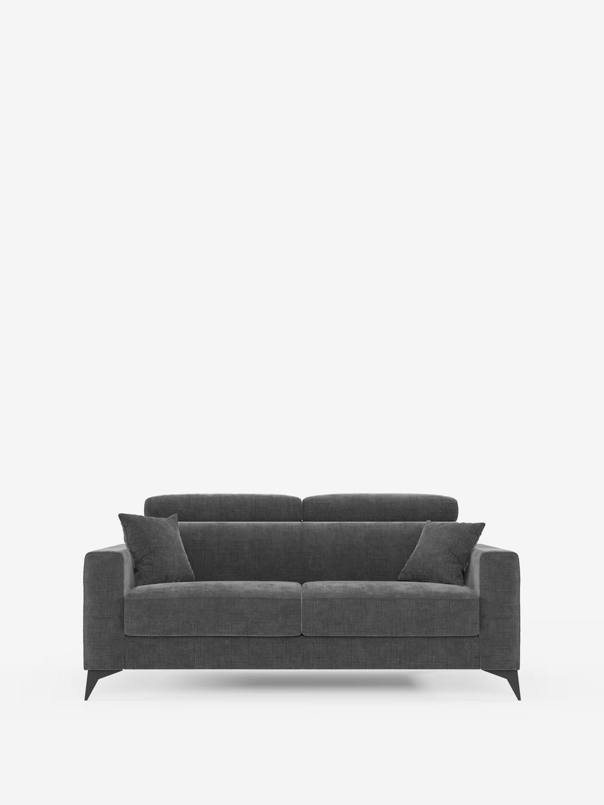 Un divano letto matrimoniale Pegaso di colore grigio scuro, disponibile su Divani.Store, rivestito in tessuto jacquard antimacchia (T22), è dotato di due cuscini di seduta, due cuscini dello schienale, braccioli angolati e quattro gambe affusolate. Su ciascun lato sono posizionati due cuscini quadrati coordinati. Lo sfondo è bianco e minimalista.
