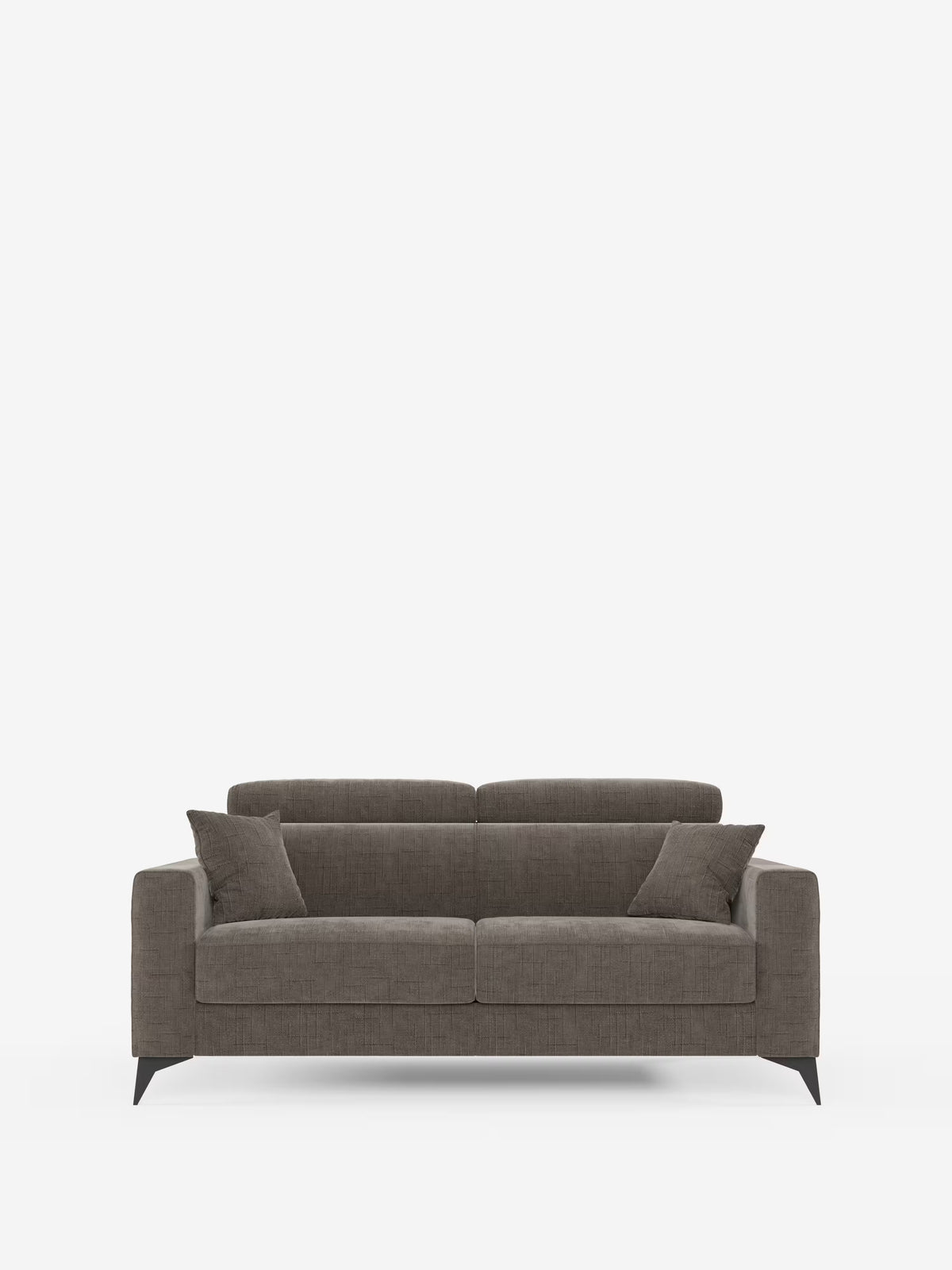 Un divano letto matrimoniale Pegaso marrone in stile contemporaneo di Divani.Store, rivestito in tessuto jacquard T22 antimacchia, caratterizzato da braccioli squadrati, gambe angolate, tre cuscini di seduta, due cuscini decorativi abbinati e poggiatesta regolabili, presentato su uno sfondo bianco a tinta unita.