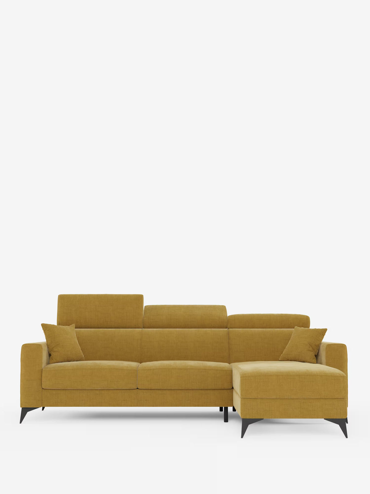 Un divano letto angolare Pegaso color giallo senape di Divani.Store, rivestito in tessuto jacquard T22 antimacchia, è caratterizzato da sottili gambe angolari nere, due cuscini dello schienale coordinati e due cuscini laterali. Include pratici poggiatesta reclinabili e una chaise longue con contenitore (penisola contenitore), il tutto su uno sfondo bianco a tinta unita.