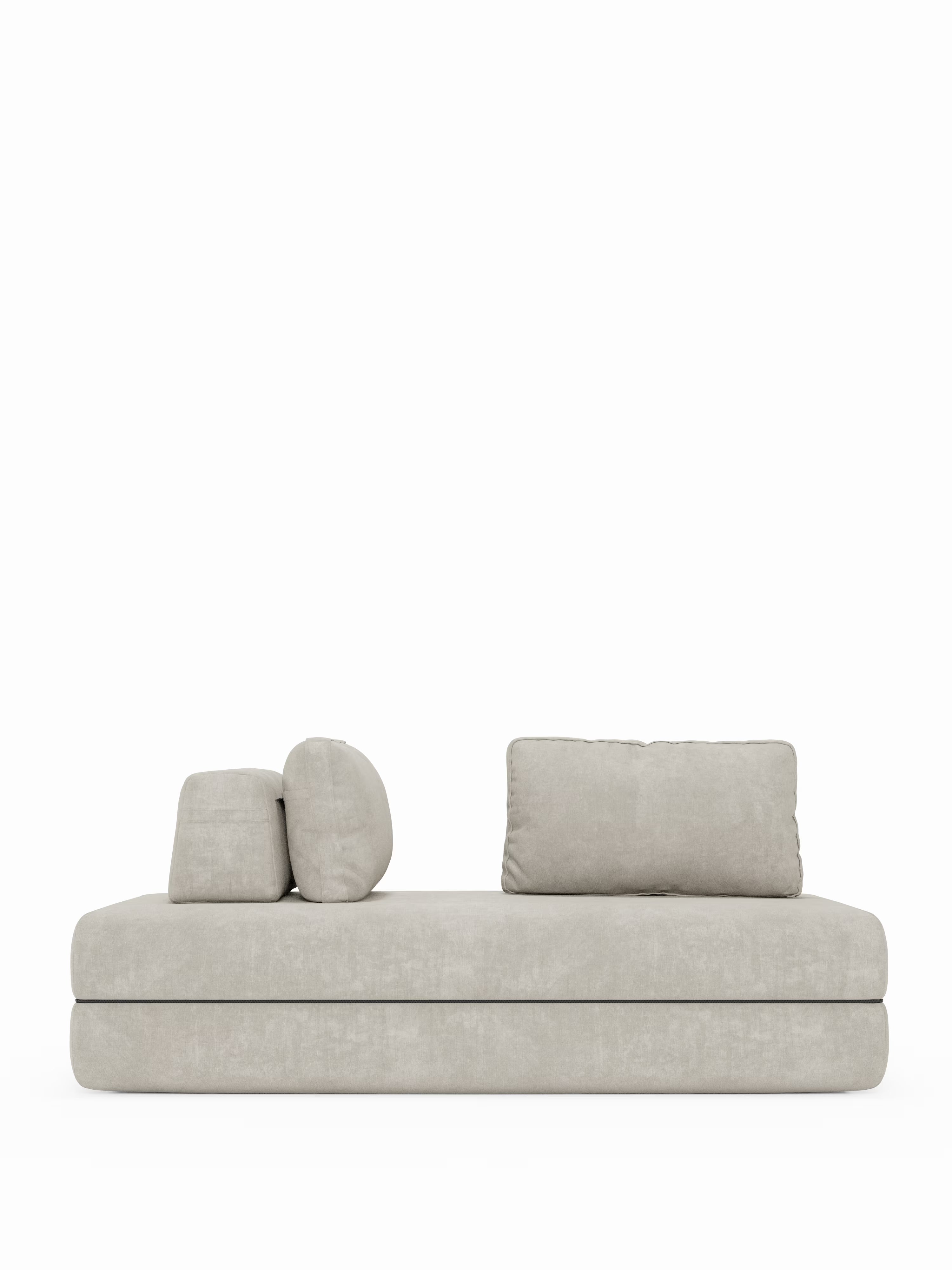 Un divano letto matrimoniale minimalista della linea Rift di Divani.Store in una tonalità beige chiaro, con due o tre posti a sedere dotati di schienali regolabili e una seduta morbida e spessa, accompagnato da tre cuscini (due quadrati e uno rotondo) disposti su entrambi i lati. Il design slanciato di questo divano letto si staglia su uno sfondo bianco a tinta unita, mettendo in risalto il suo materasso in memory foam alto 22 cm nella versione T31.