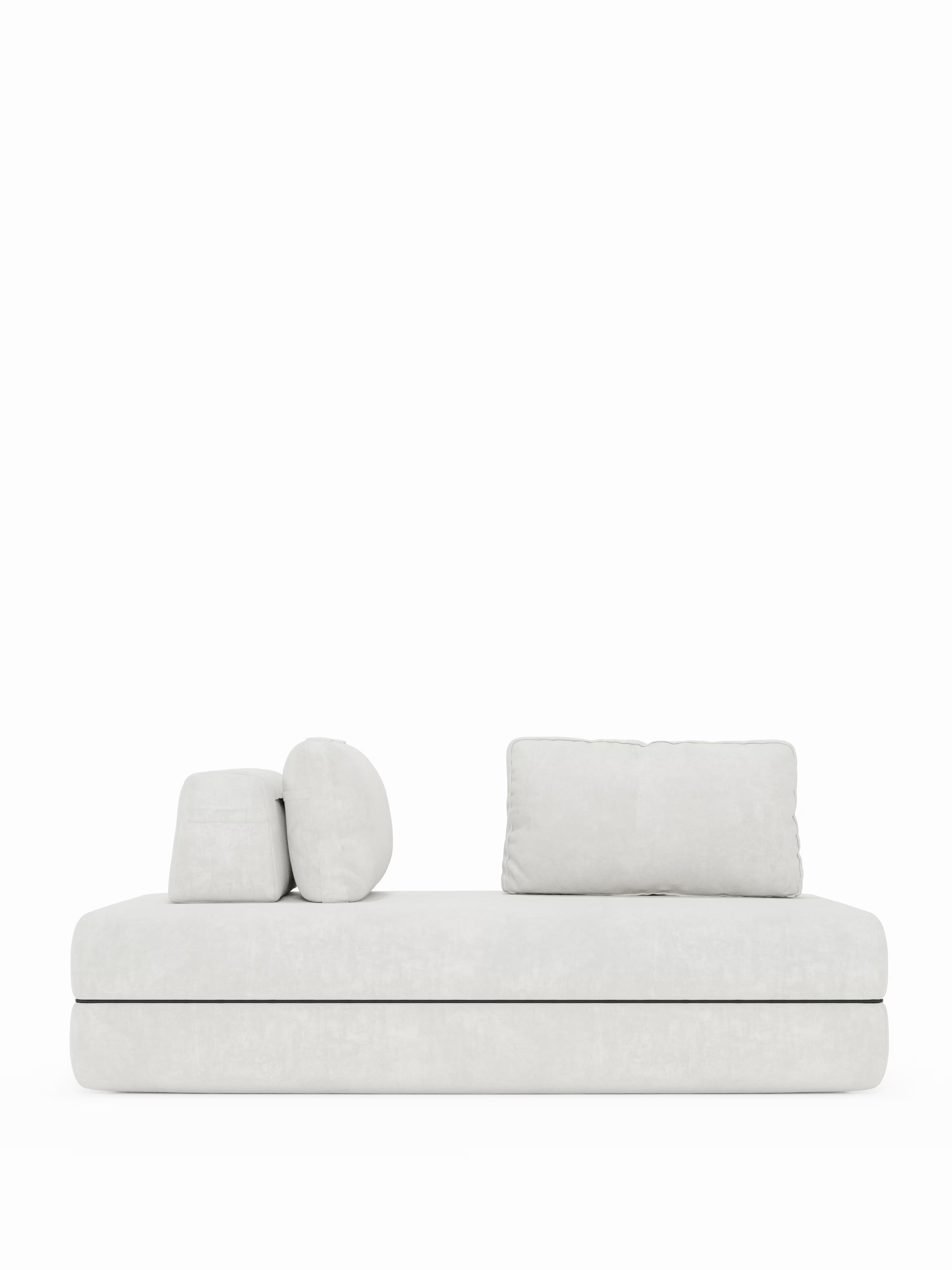Viene presentato il divano letto matrimoniale Divani.Store Rift a 2 e 3 posti con schienali mobili, caratterizzato da un design minimalista bianco dal profilo basso e rettangolare. Questo versatile divano letto comprende una seduta spaziosa, una base spessa, un cuscino dello schienale quadrato, un cuscino laterale rotondo e un poggiatesta angolato, tutti rivestiti in tessuto coordinato. È dotato di un materasso in memory foam alto 22 cm nella versione T31. Lo sfondo è bianco a tinta unita.