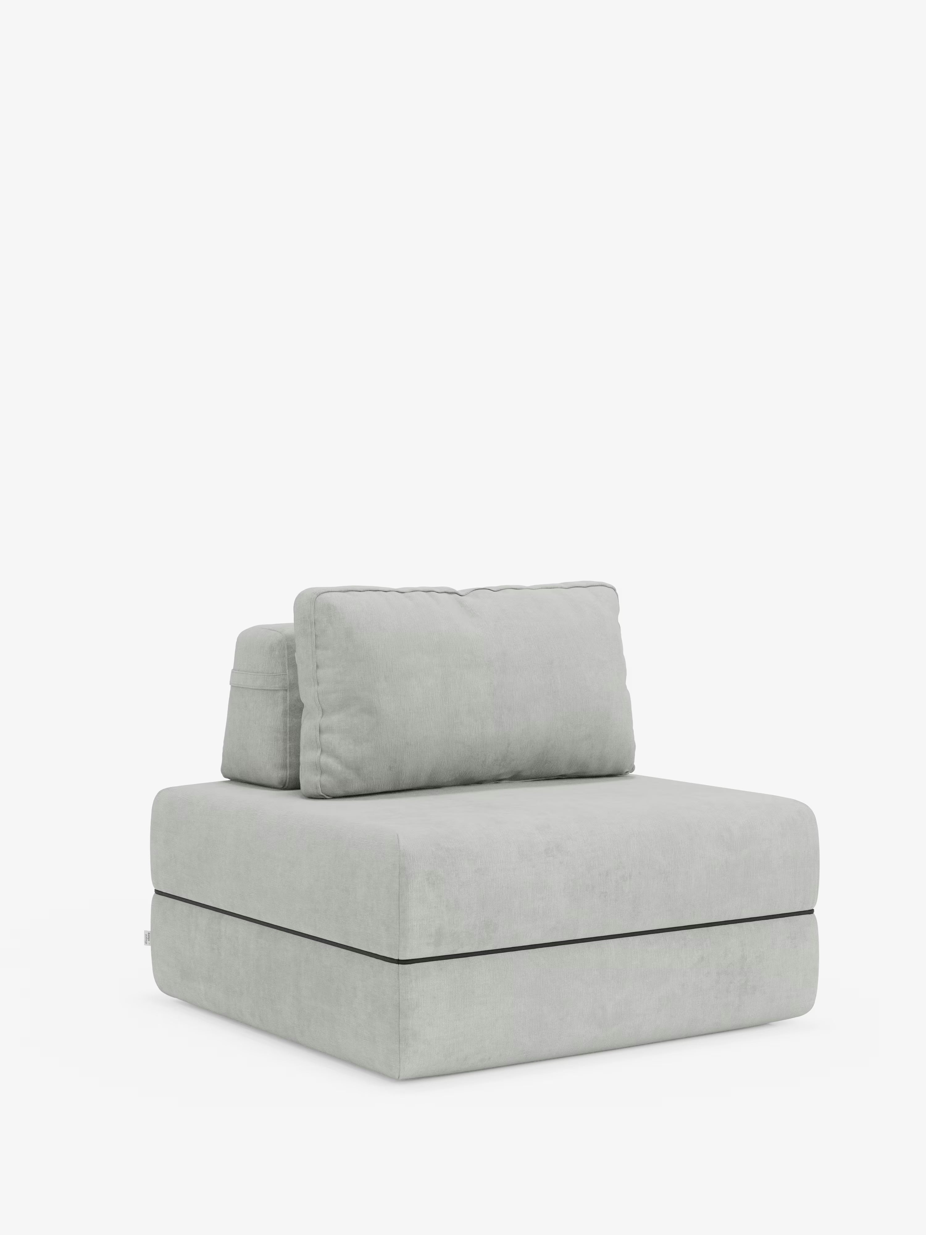 La poltrona letto Rift con materasso alto 24 cm e memory foam di Divani.Store è una moderna poltrona senza braccioli rivestita in tessuto T31 grigio chiaro e resistente alle macchie. Caratterizzata da una silhouette squadrata dalle linee pulite e minimaliste, questa poltrona trasformabile presenta una seduta imbottita e un cuscino dello schienale abbinato con schienale regolabile. Su uno sfondo chiaro, offre morbidezza e stile contemporaneo.
