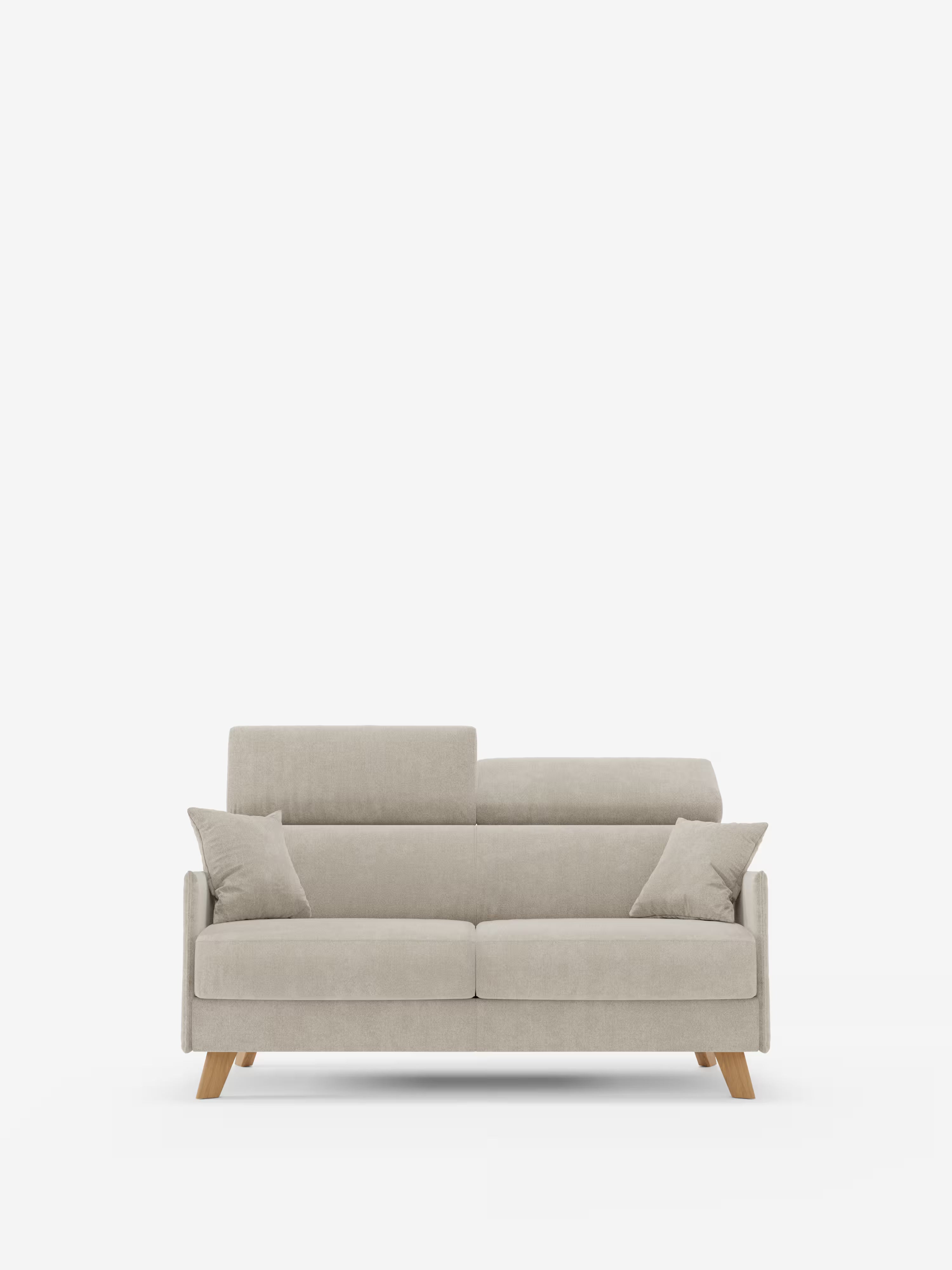 Un divano letto matrimoniale "Sole" di Divani.Store, in beige chiaro, dal design compatto e moderno, caratterizzato da gambe in legno, schienali verticali con poggiatesta regolabili e dotato di due cuscini quadrati coordinati su ciascun lato. Questo divano letto in stile scandinavo è rivestito al 100% in tessuto T23 facilmente lavabile e completamente sfoderabile ed è presentato su uno sfondo bianco a tinta unita.