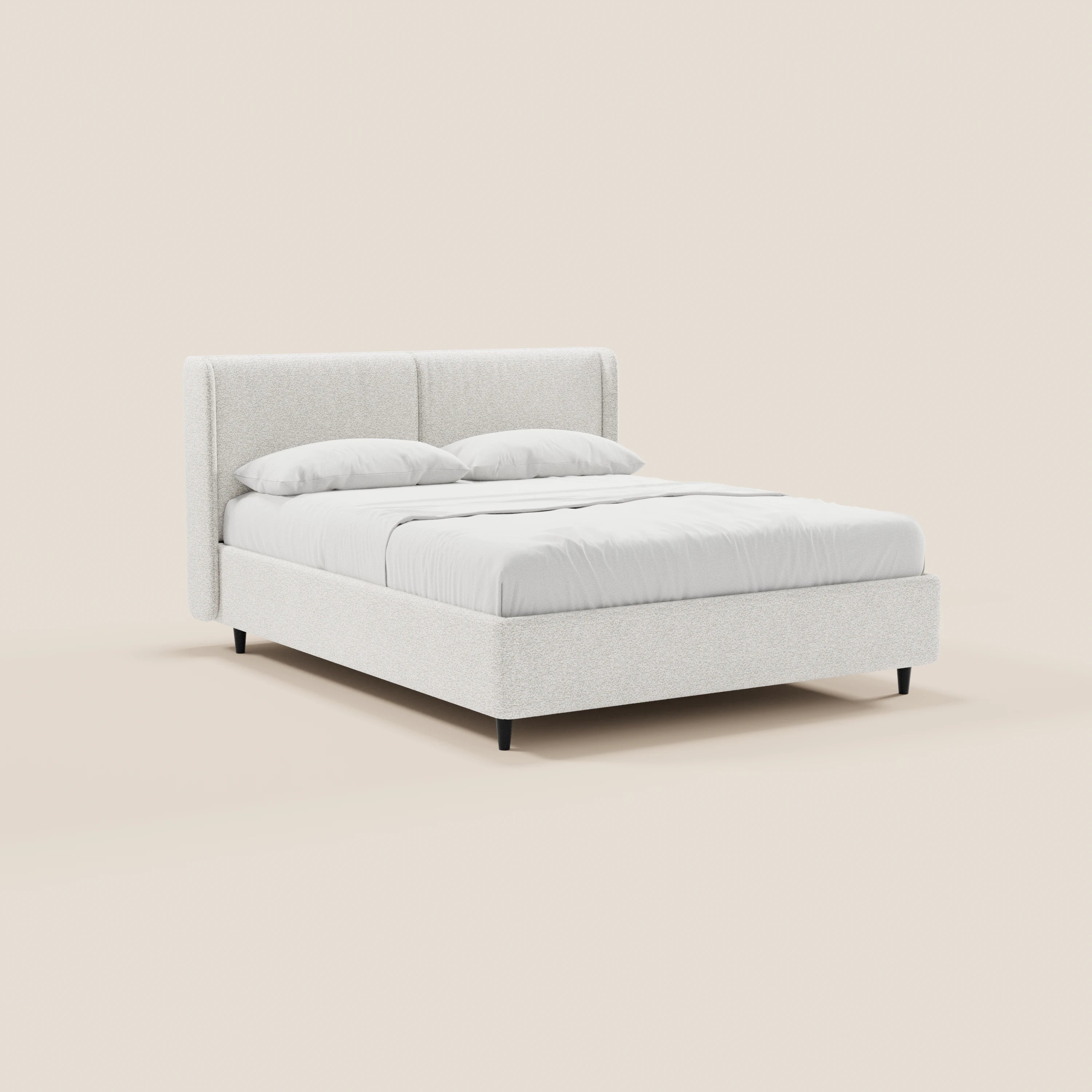 Il letto di design VALKIRIA di Letti.store presenta una struttura in tessuto grigio chiaro certificato Oeko-Tex®, una testiera avvolgente con 2 cuscini imbottiti e gambe corte nere. Si abbina perfettamente alla biancheria da letto bianca e risalta su uno sfondo beige chiaro a tinta unita.