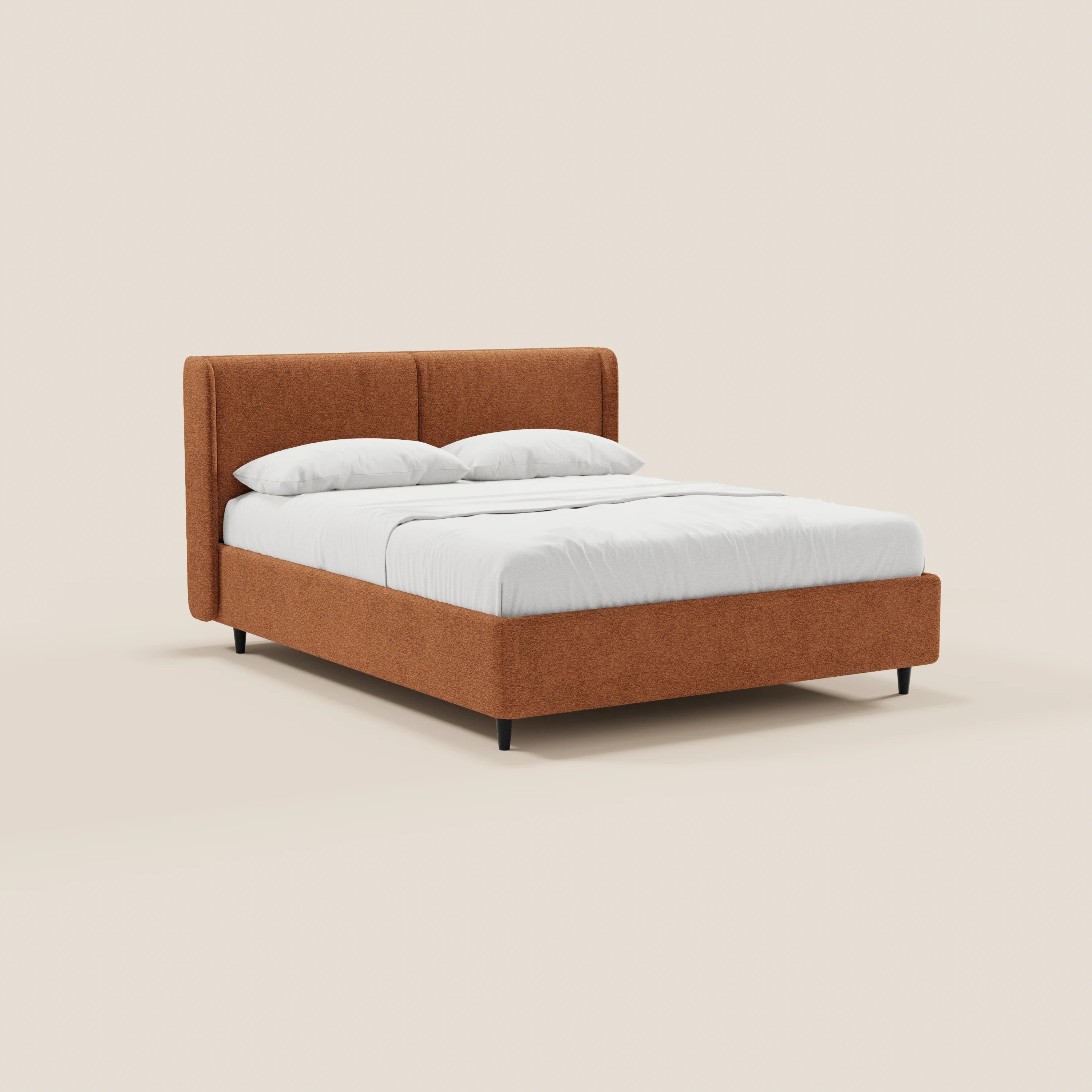 Il letto di design VALKIRIA di Letti.store è dotato di un vano contenitore, una testiera avvolgente, 2 cuscini imbottiti e tessuto Oeko-Tex® color arancione bruciato. Con le sue gambe corte nere e la biancheria da letto bianca, risalta su uno sfondo beige chiaro.