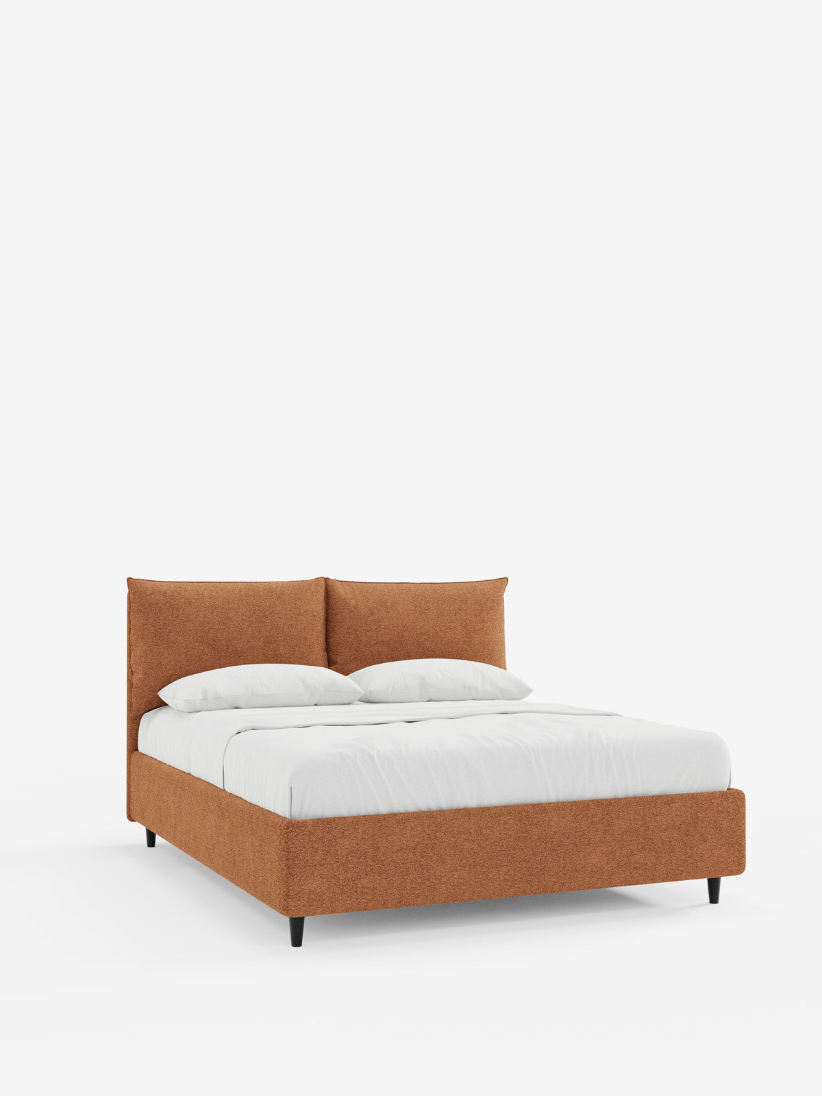 Un moderno letto imbottito ZAYRON con contenitore di Letti.store, caratterizzato da una struttura in tessuto color ruggine certificato Oeko-Tex®, gambe dal profilo ribassato e una testiera imbottita con cuscini morbidi regolabili. Il letto è rivestito con lenzuola bianche e due cuscini e fa da sfondo a una parete bianca a tinta unita.