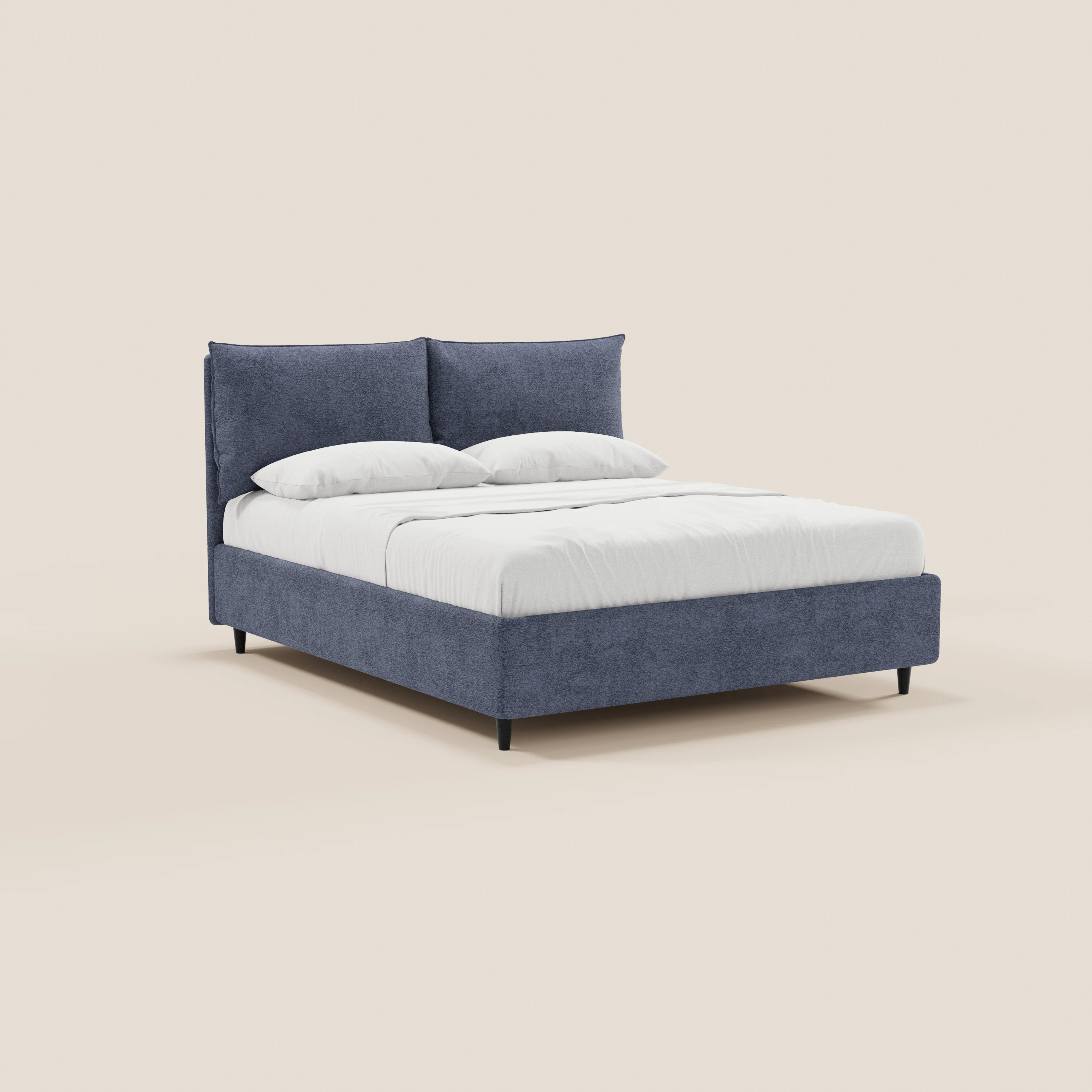 Il letto imbottito ZAYRON di Letti.store presenta una struttura in tessuto blu certificato Oeko-Tex®, cuscini regolabili, lenzuola e piumone bianchi, gambe corte nere e si staglia su uno sfondo beige chiaro.