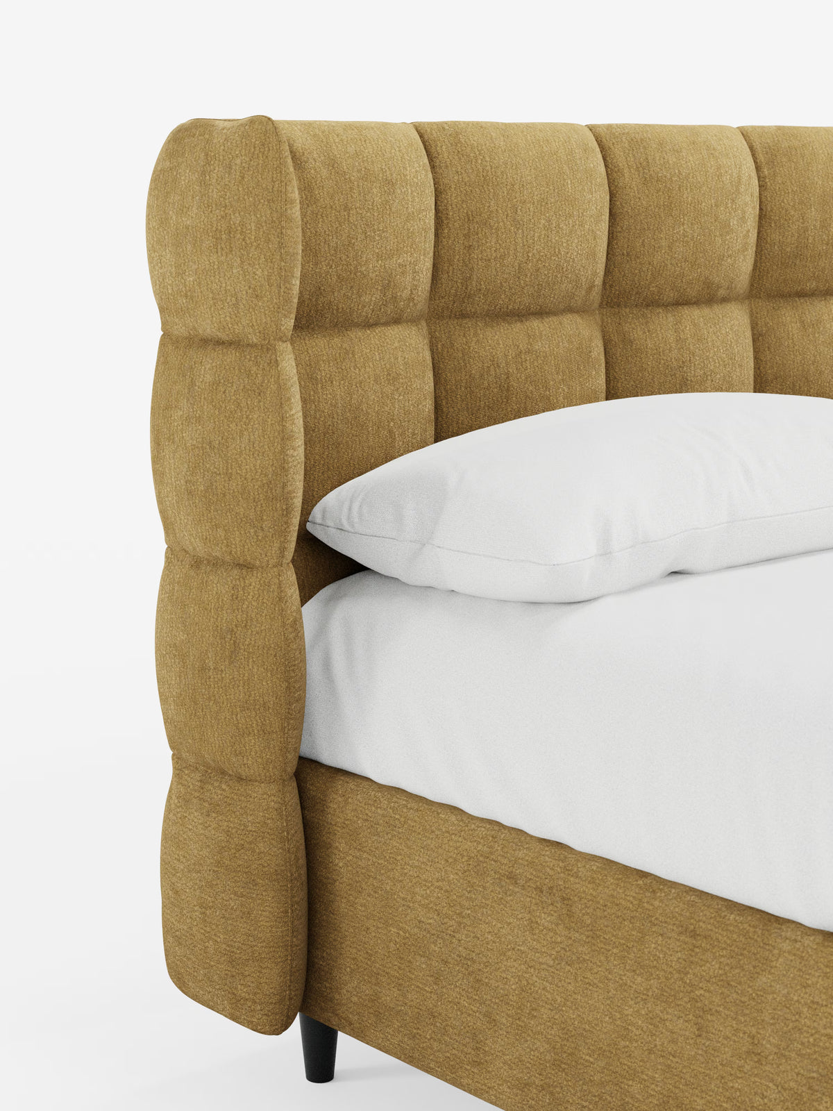 Un primo piano del letto imbottito RAGNAR con vano contenitore e testiera capitonné avvolgente di Letti.store, presentato in un tessuto giallo senape certificato Oeko-Tex®. Il letto presenta un'elegante testiera imbottita e trapuntata con pannelli laterali (testiera effetto capitonné), gambe corte nere, un cuscino bianco e biancheria da letto bianca. È posizionato su uno sfondo bianco a tinta unita.