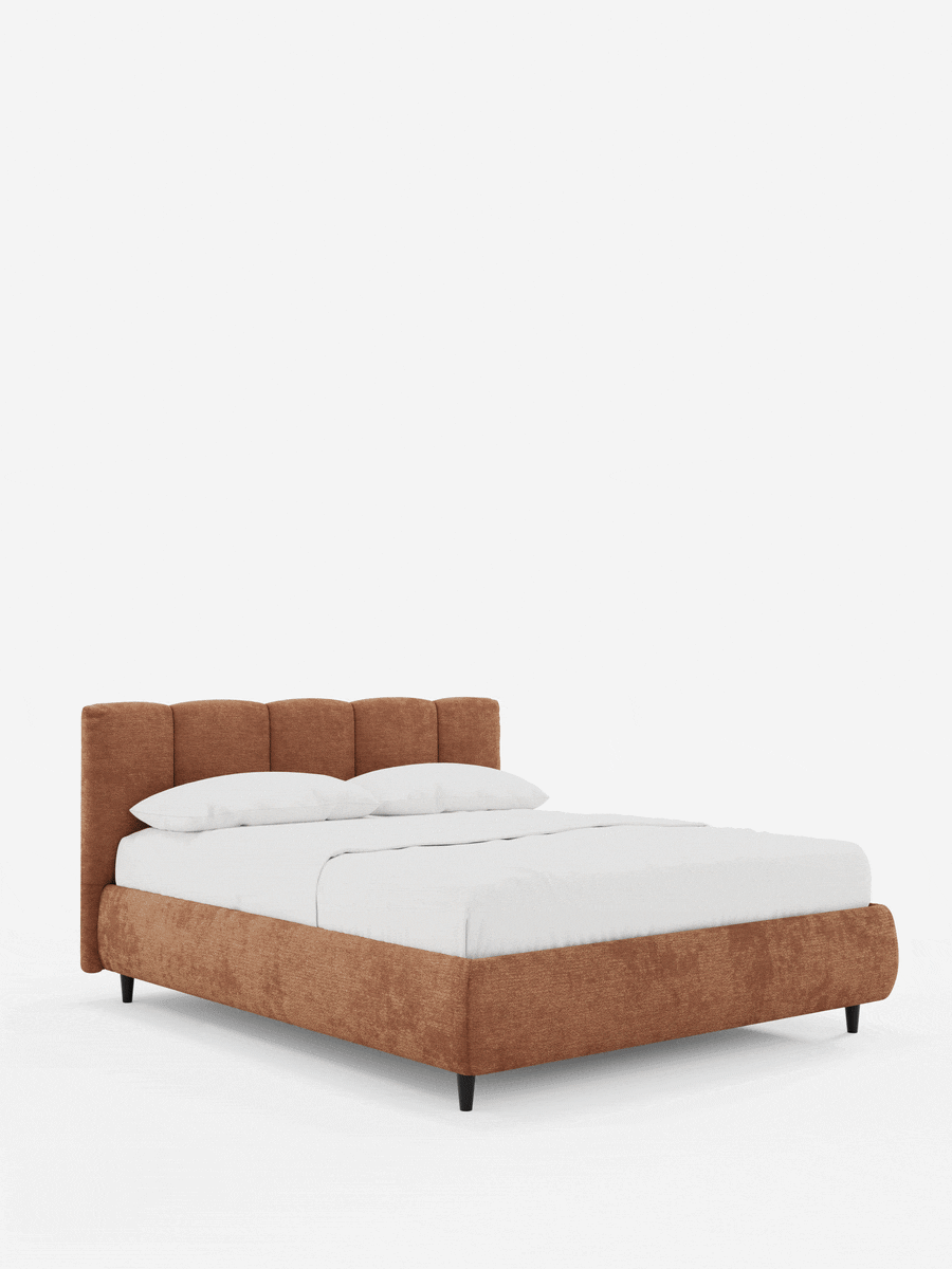 Il letto ARKAM imbottito con contenitore e testiera a lavorazione verticale è un letto dal profilo basso, rivestito in tessuto marrone testurizzato, con una testiera alta a capitonatura verticale, biancheria da letto bianca e gambe corte nere affusolate.