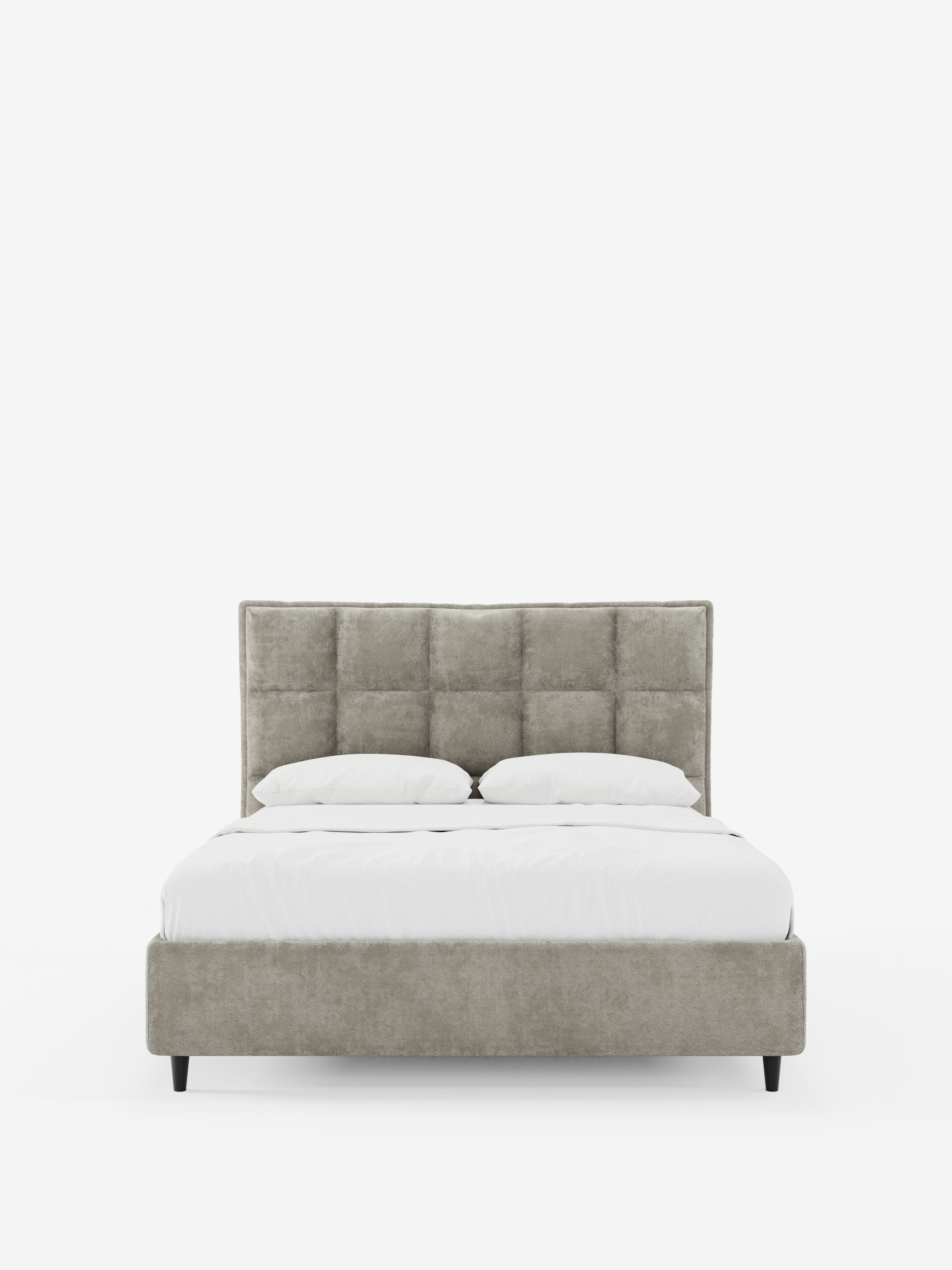 Il letto imbottito AURO di Letti.store presenta una testiera alta capitonné e una struttura rivestite in tessuto chenille grigio chiaro certificato Oeko-Tex®. Con il suo design minimalista e le gambe corte e scure, questo letto moderno include un pratico vano contenitore nella parte inferiore ed è raffigurato ben rifatto con biancheria da letto bianca e due cuscini su uno sfondo bianco a tinta unita.