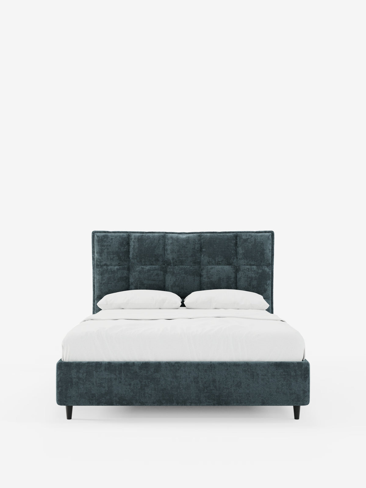 Vista frontale del letto imbottito AURO con contenitore e testiera capitonné alta in ciniglia Oeko-Tex® di Letti.store, caratterizzato da un design moderno con testiera e base in tessuto scuro trapuntato. L'alta testiera capitonné presenta dettagli eleganti ed è rivestita in raffinata ciniglia. Il letto è abbellito da due cuscini bianchi e un lenzuolo bianco, poggia su corte gambe nere e si staglia su uno sfondo bianco a tinta unita.