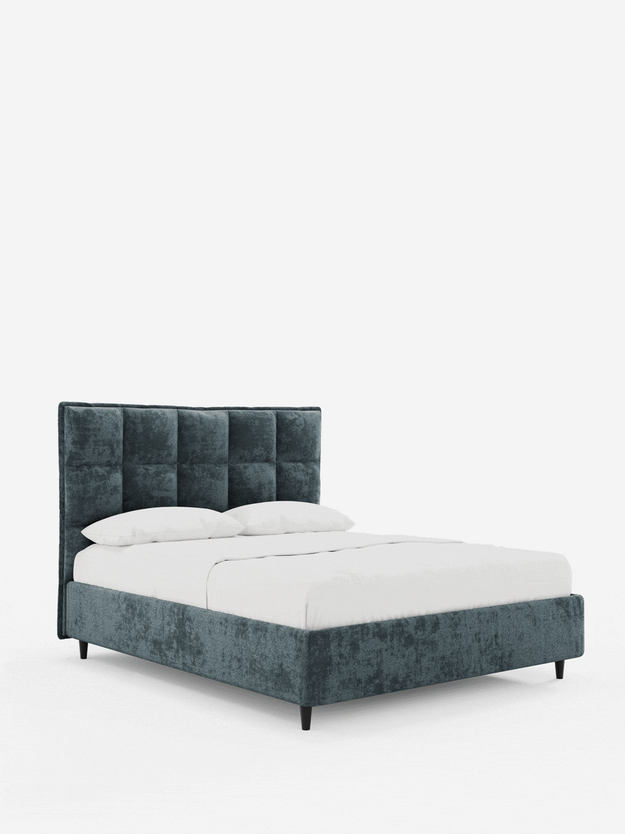 Letto imbottito AURO con contenitore e testiera alta capitonné in ciniglia Oeko-Tex® color verde acqua scuro, con biancheria da letto bianca e gambe corte e scure, su uno sfondo chiaro a tinta unita.