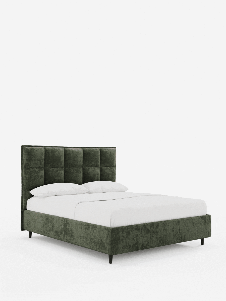 Il letto imbottito AURO con contenitore e testiera alta capitonné in ciniglia Oeko-Tex® è un letto matrimoniale in velluto verde oliva con una testiera alta e capitonné, una struttura bassa su gambe scure e biancheria da letto di un bianco brillante su sfondo bianco.