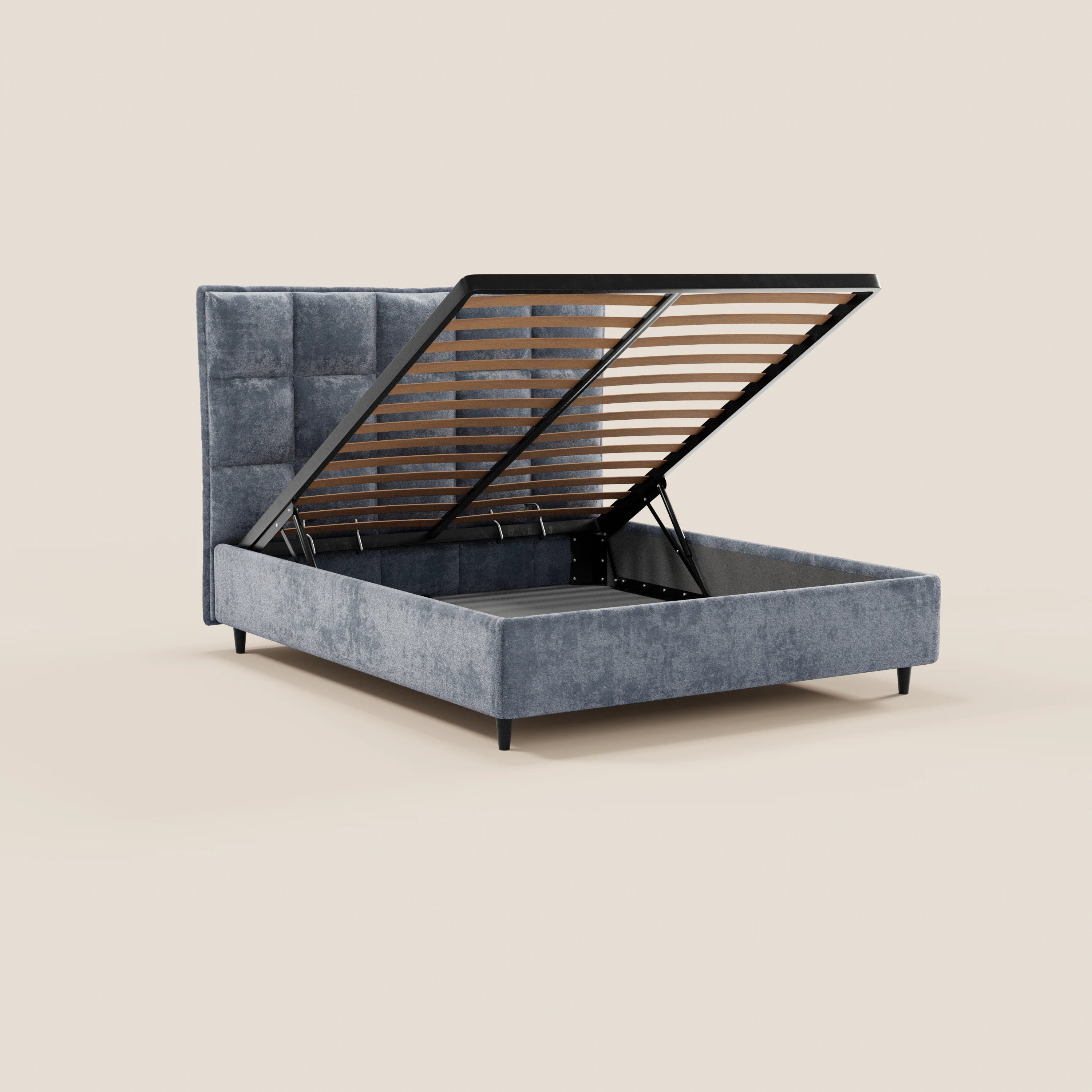 Il letto imbottito AURO con contenitore e testiera capitonné alta in ciniglia Oeko-Tex® di Letti.store è raffigurato con il coperchio del contenitore sollevato, che lascia intravedere le doghe in legno e un meccanismo a molla a gas che ne facilita l'accesso.