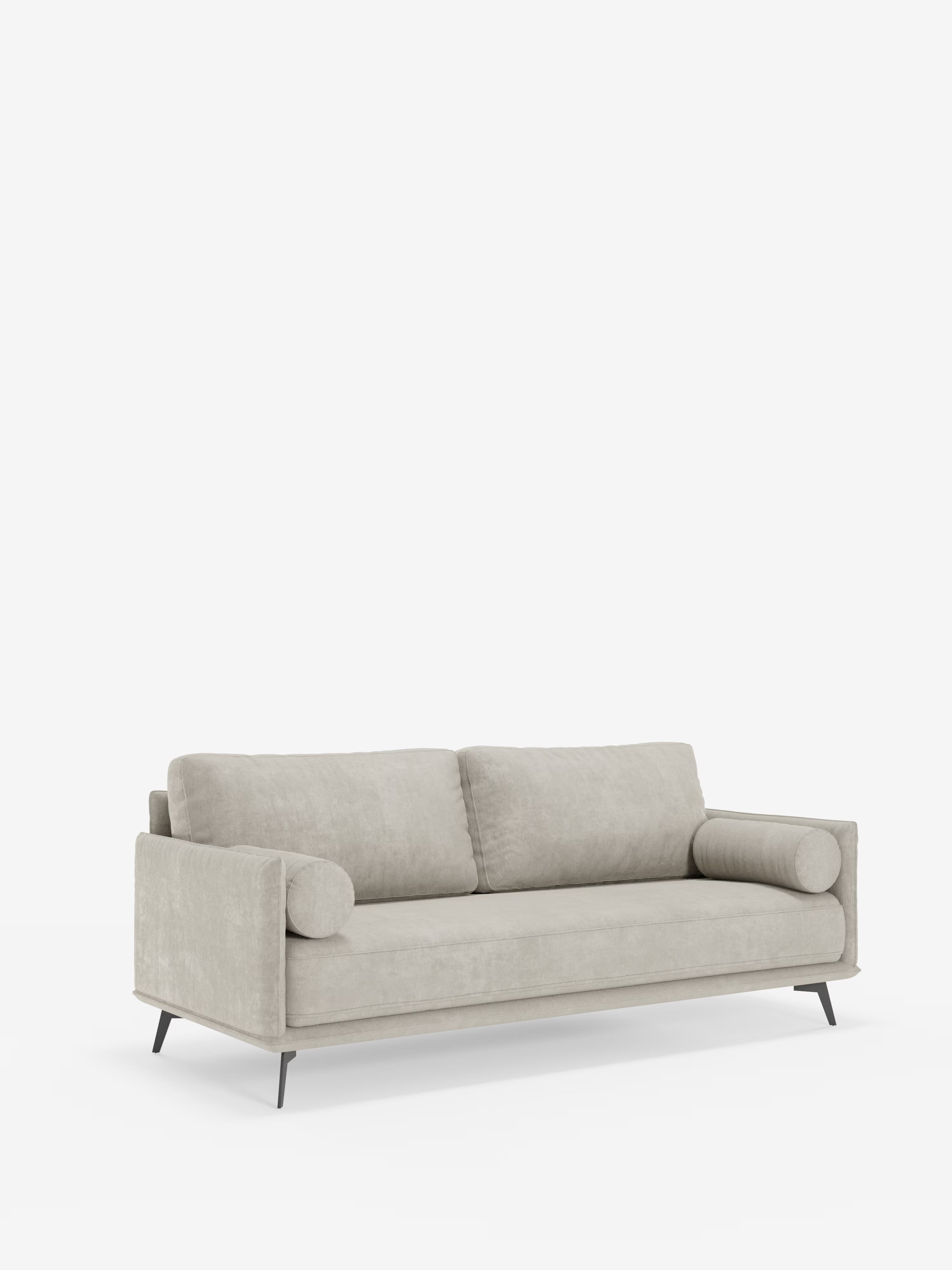 Esemplare del vero stile “divano minimalista”, il Basalto Divano lineare a 2 o 3 posti con seduta unica e base in metallo, rivestito in tessuto smacchiabile T31 di Divani.Store, è un divano moderno di colore grigio chiaro caratterizzato da un’unica seduta, linee rette, due cuscini dello schienale e cuscini cilindrici. Il suo design minimalista è esaltato dalle gambe sottili e angolate in metallo nero e risalta magnificamente su uno sfondo bianco a tinta unita.