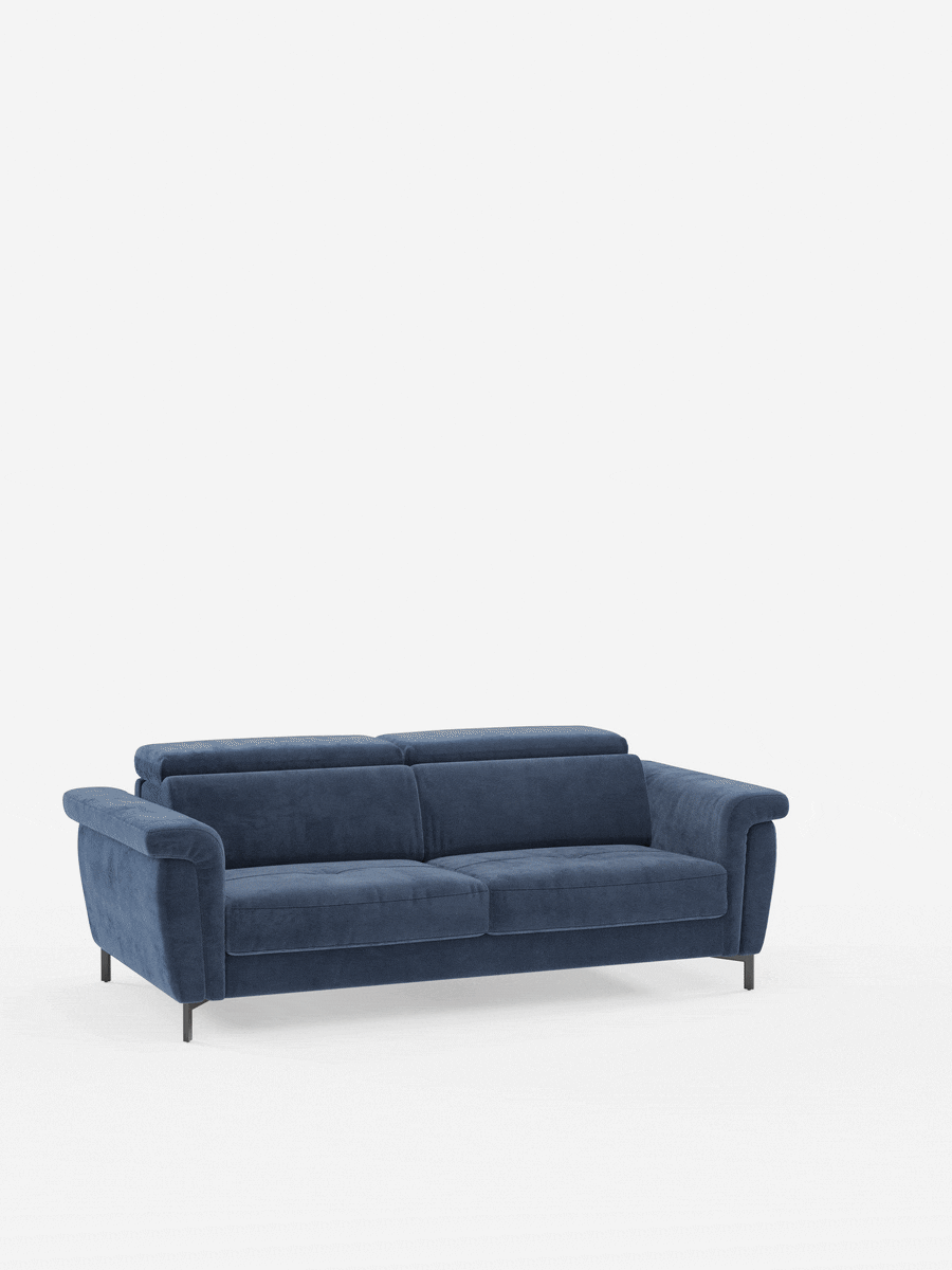Un divano letto di design contemporaneo Capri di Divani.Store, rivestito in raffinato tessuto effetto velluto smacchiabile T30 di colore blu intenso, con due cuscini di seduta, gambe alte nere e braccioli arrotondati. Su uno sfondo bianco a tinta unita, questo divano di produzione italiana presenta poggiatesta reclinabili e schienali imbottiti per un comfort ancora maggiore. La sua silhouette slanciata e la manifattura italiana lo rendono la scelta ideale per qualsiasi ambiente di soggiorno di stile.
