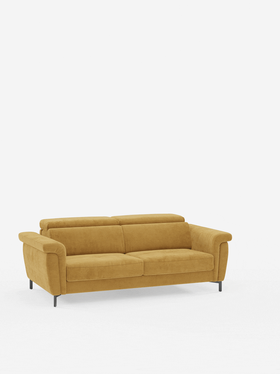 Un moderno divano a due posti color giallo senape, con morbidi cuscini, braccioli arrotondati e sottili gambe nere, è posizionato al centro di uno sfondo bianco a tinta unita. Il divano letto di design Capri con piedini alti di Divani.Store è sapientemente realizzato in manifattura italiana e rivestito in un raffinato tessuto effetto velluto smacchiabile T30, resistente alle macchie. Questo divano letto è dotato di poggiatesta regolabili, schienale basso e un design semplice e contemporaneo.