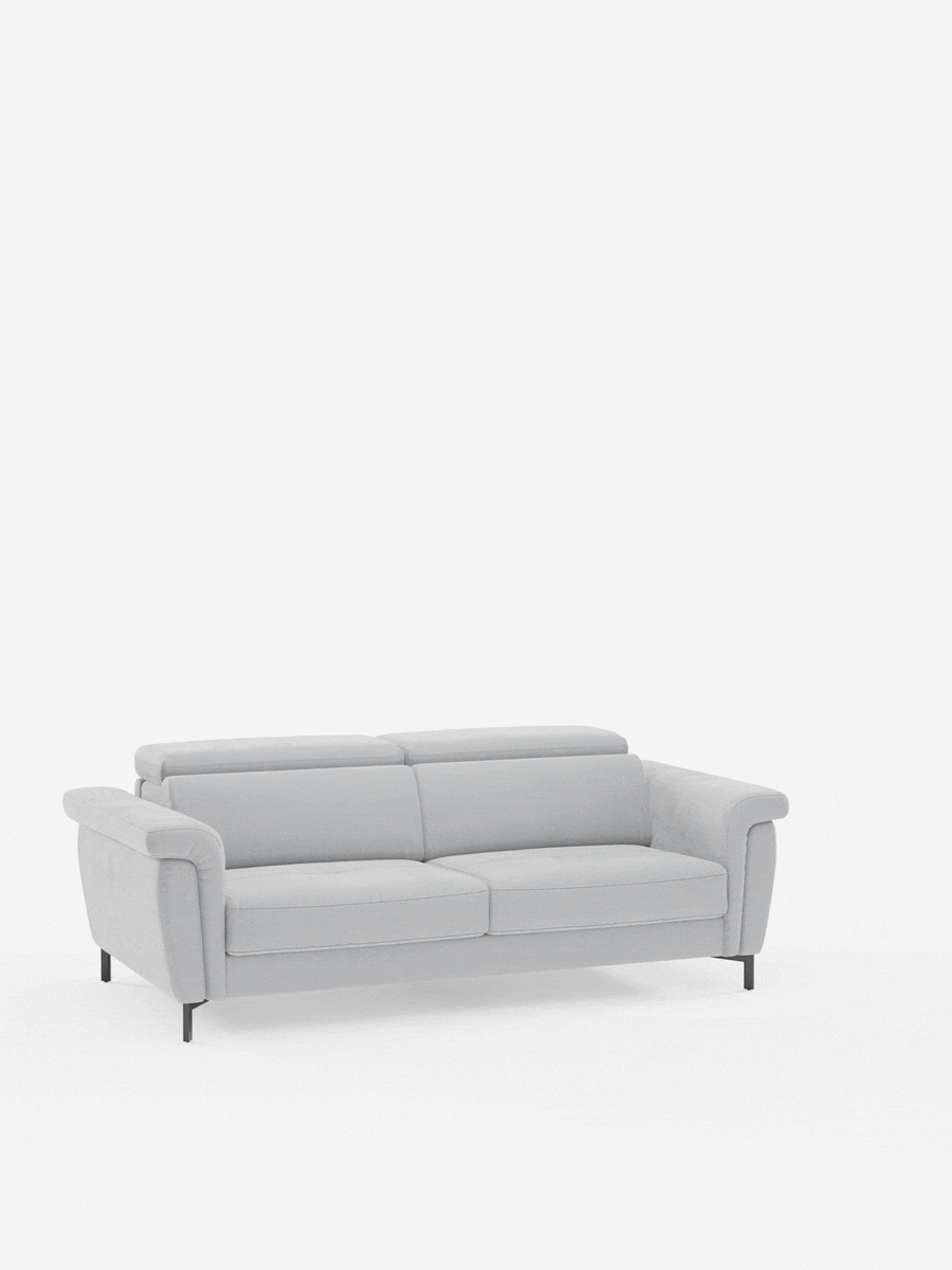 Un divano letto Capri di design, grigio chiaro, a due posti, con gambe alte, di Divani.Store, è posizionato al centro su uno sfondo bianco a tinta unita. Realizzato con la raffinata manifattura italiana, questo divano è dotato di poggiatesta reclinabili e gambe alte di colore nero. Il suo design semplice e moderno comprende uno schienale basso e sedute imbottite rivestite in raffinato tessuto effetto velluto smacchiabile T30, che conferiscono al divano un aspetto pulito e minimalista.