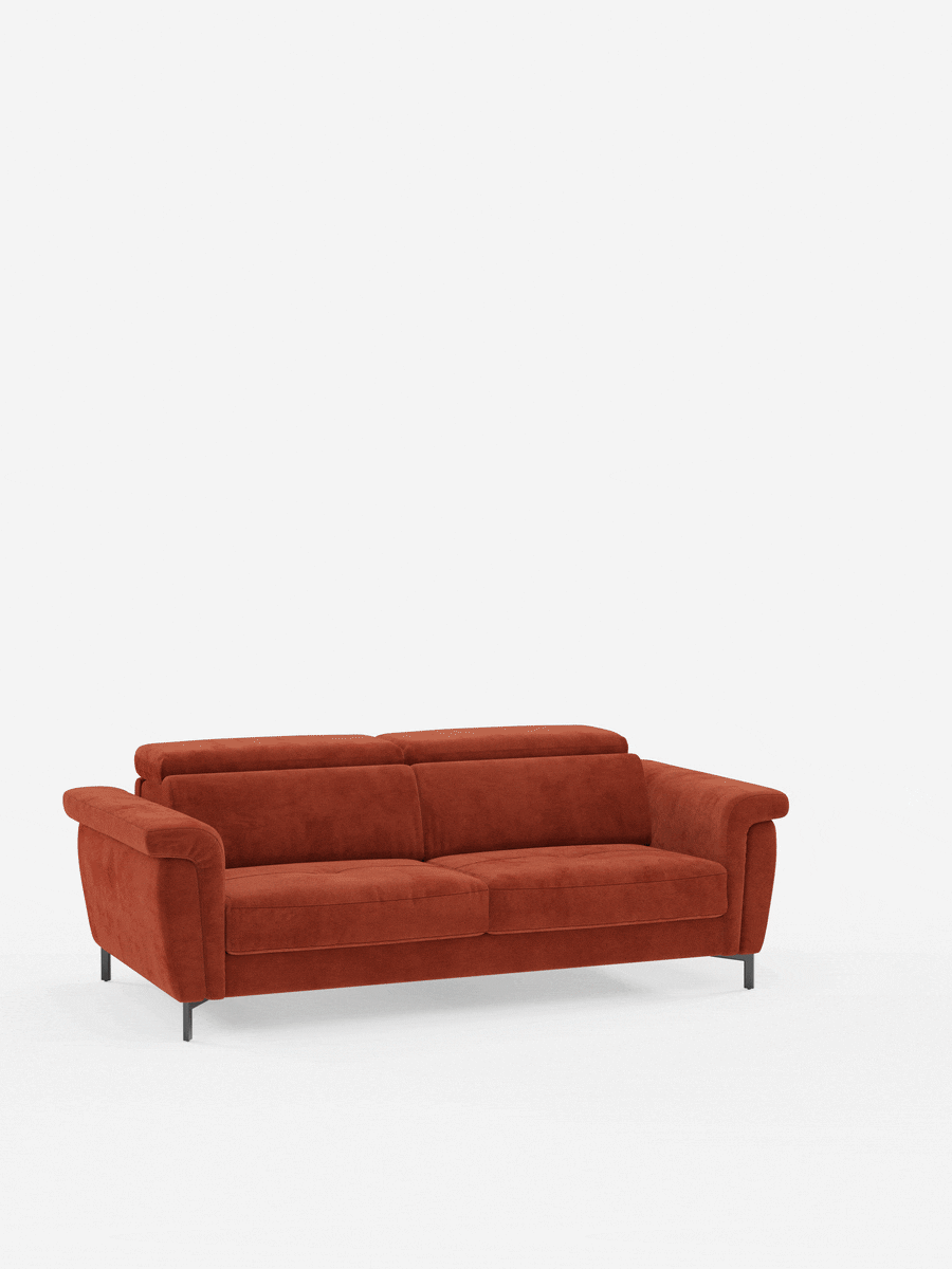 Un divano letto di design Capri color ruggine di Divani.Store, caratterizzato da alte gambe in metallo nero e poggiatesta regolabili, spicca su uno sfondo bianco a tinta unita. Rivestito con un elegante tessuto effetto velluto smacchiabile T30, resistente alle macchie, questo lussuoso divano letto vanta spessi cuscini di seduta e schienale che uniscono il comfort moderno alla classica maestria artigianale italiana.
