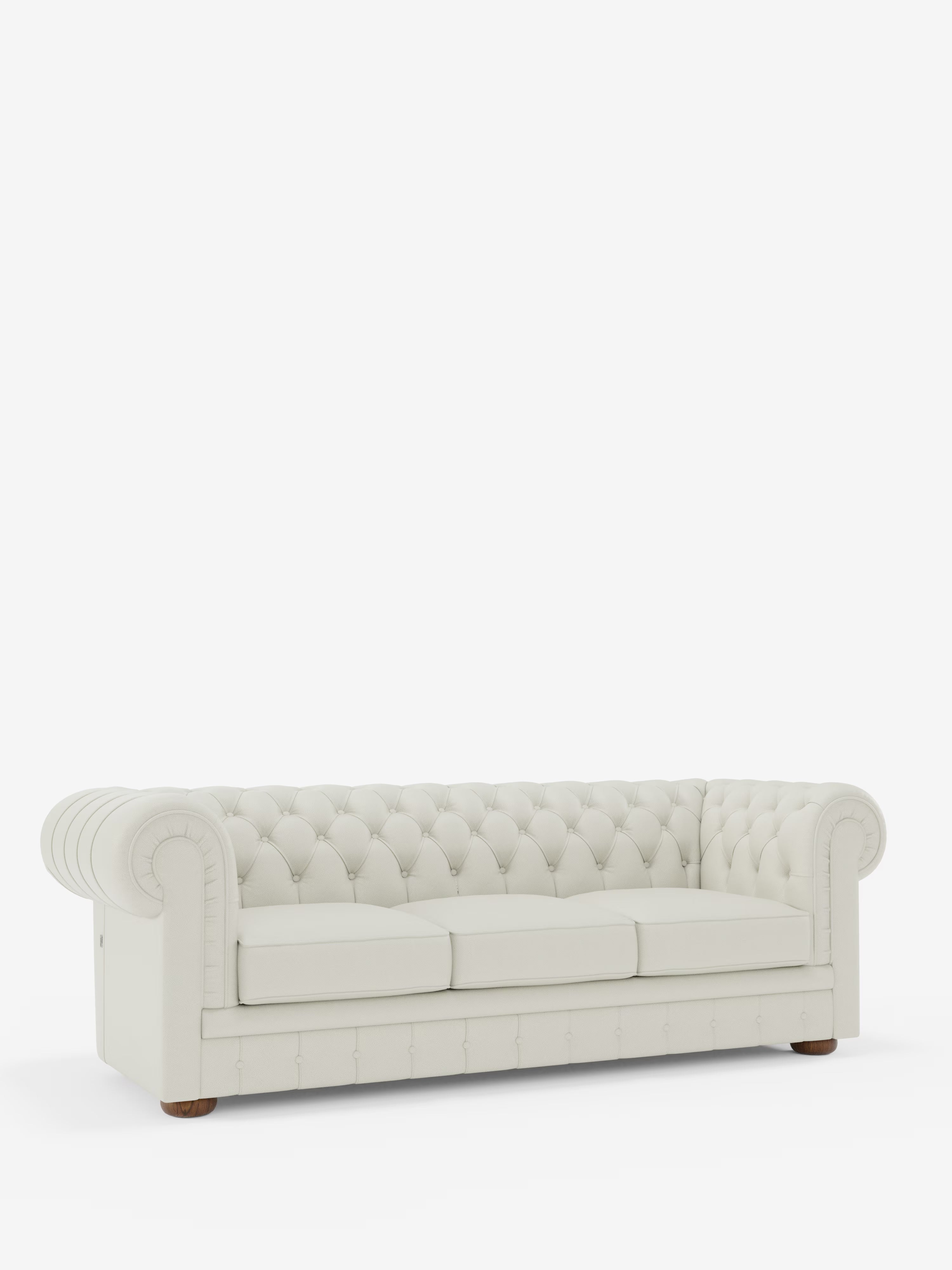 Un classico ed elegante divano Chester a 4 posti con 3 sedute in vera pelle – Chesterfield capitonné artigianale di Divani.Store, caratterizzato da rivestimento in vera pelle bianca capitonné, braccioli arrotondati, tre cuscini di seduta e robuste gambe in legno. Il divano artigianale è presentato su uno sfondo bianco a tinta unita.