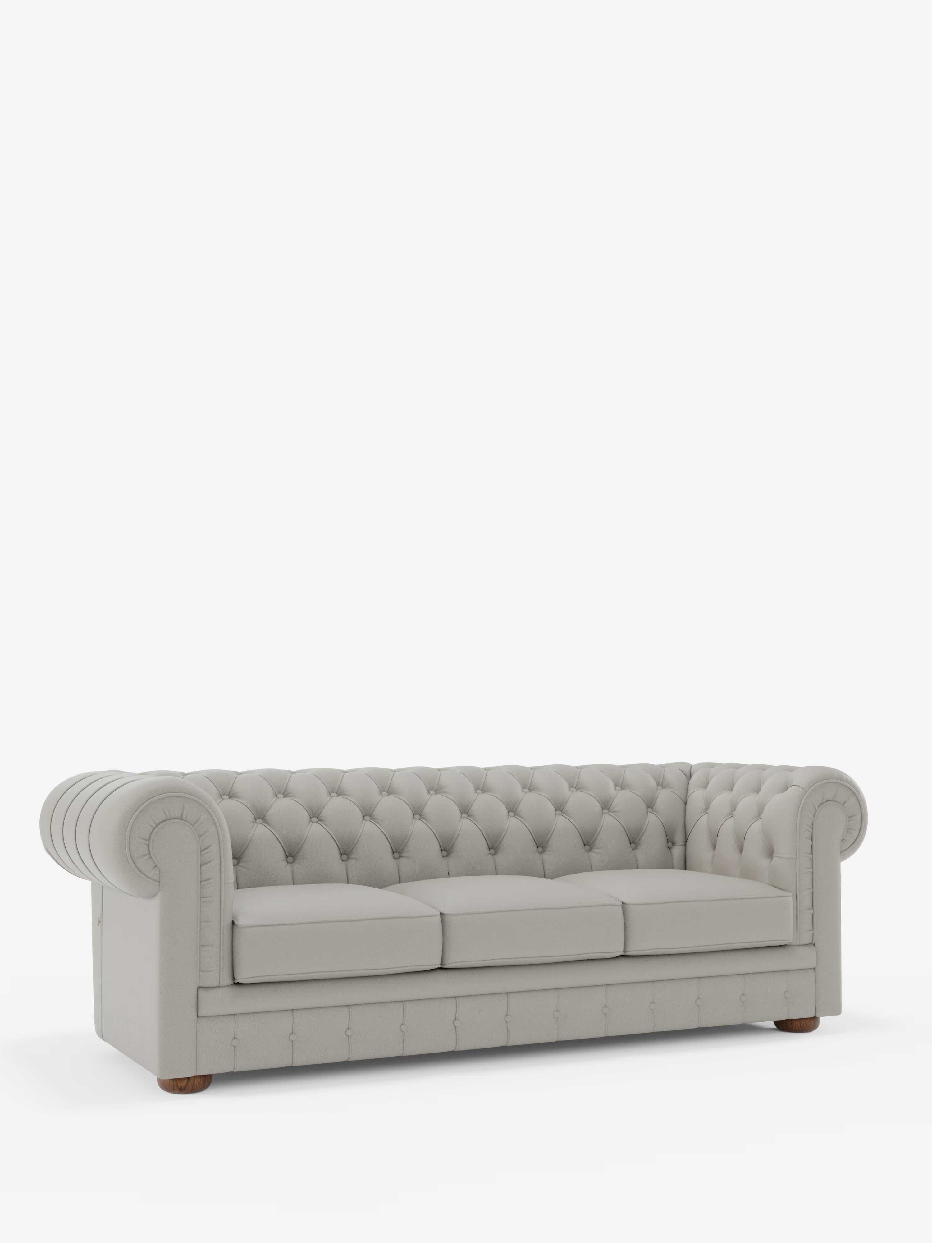 Un divano Chester 4 Posti 3 sedute in vera pelle – Chesterfield capitonné artigianale di Divani.Store, realizzato a mano in Italia con profonda trapuntatura a bottoni, braccioli arrotondati e gambe in legno, spiccata su uno sfondo bianco a tinta unita. Rivestito in vera pelle, questo divano è dotato di tre cuscini di seduta e incarna un design classico ed elegante.