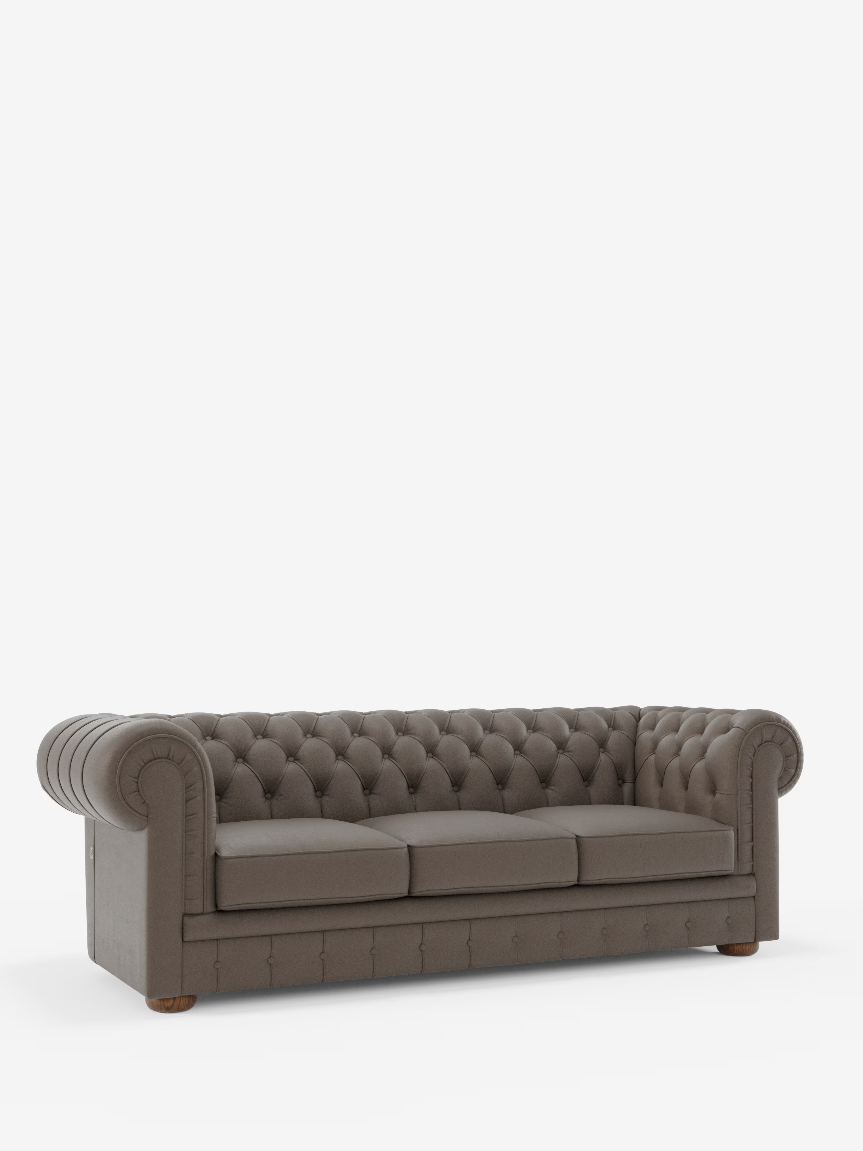 Un divano Chester 4 Posti 3 sedute in vera pelle – Chesterfield capitonné artigianale di Divani.Store, caratterizzato da una profonda trapuntatura a bottoni sullo schienale e sui braccioli, braccioli arrotondati e gambe in legno, si staglia su uno sfondo bianco. Realizzato in vera pelle con lavorazione artigianale, questo divano offre tre cuscini di seduta per un comfort di lusso.