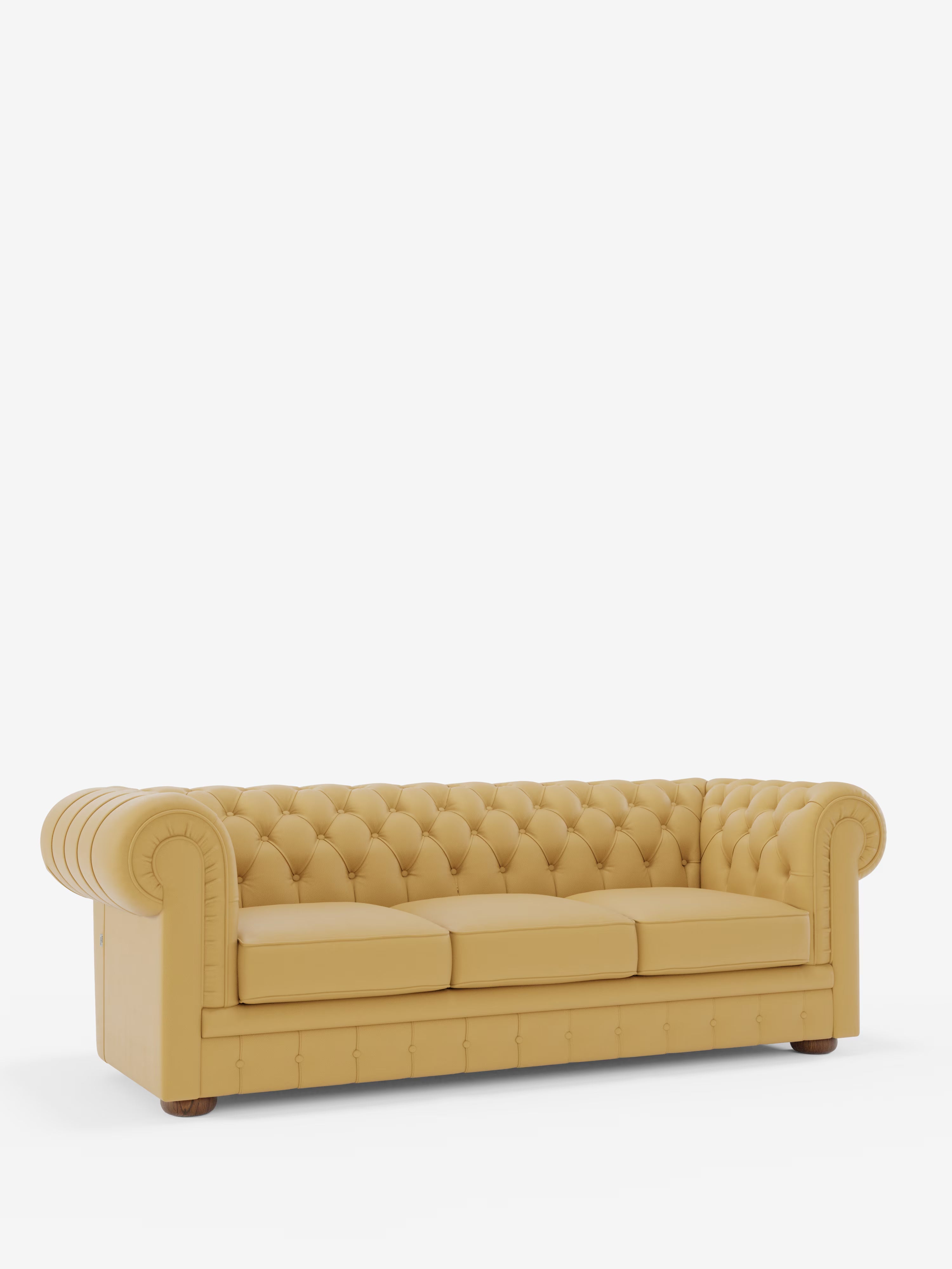 Un divano Chester 4 Posti 3 sedute in vera pelle color giallo senape – Chesterfield Capitonné Artigianale di Divani.Store, caratterizzato da rivestimento capitonné, braccioli arrotondati, tre cuscini di seduta e piedini in legno: un capolavoro artigianale che spicca su uno sfondo bianco a tinta unita.