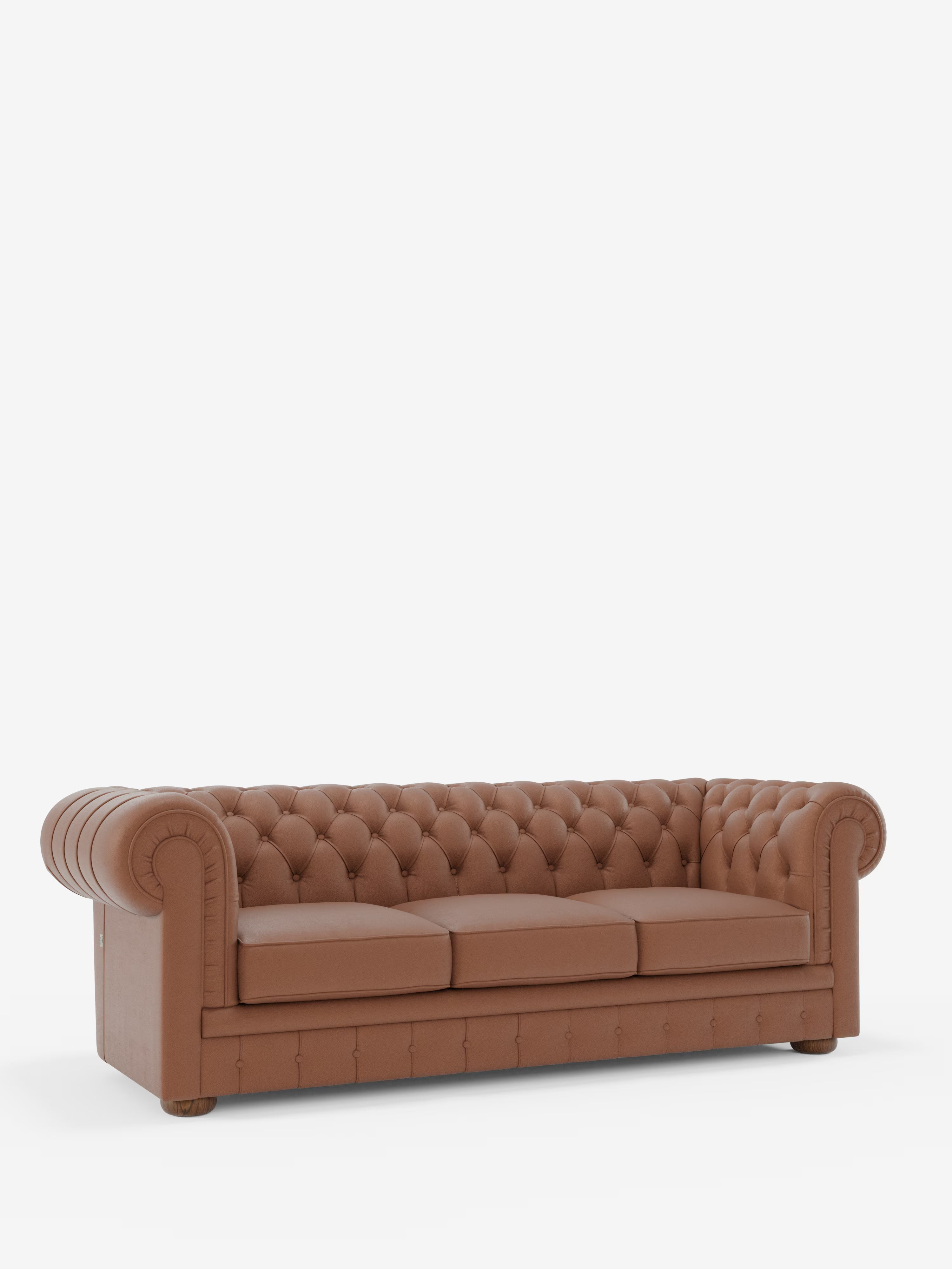 Un divano Chester a 4 posti con 3 sedute in vera pelle – Chesterfield capitonné artigianale di Divani.Store, caratterizzato da una profonda trapuntatura a bottoni, braccioli arrotondati, tre cuscini di seduta e gambe in legno — realizzato con cura in vera pelle con lavorazione artigianale — è posizionato su uno sfondo bianco a tinta unita.
