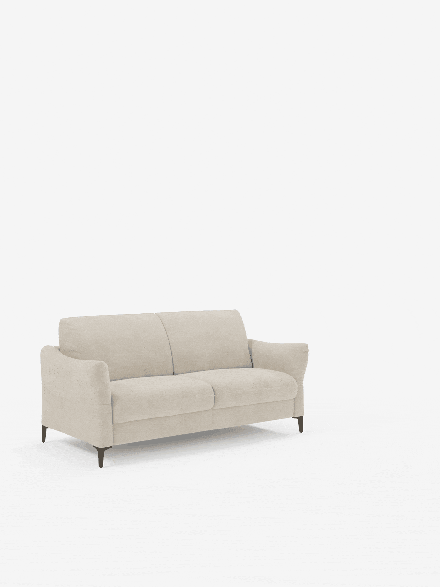 Un moderno divano letto Dalia color beige chiaro di Divani.Disponibile nelle versioni a 2, 3 e 4 posti con materasso H18 e rivestito in elegante tessuto vellutino T30 antimacchia, presenta sottili gambe nere, braccioli angolati e un design minimalista, perfetto per un salotto contemporaneo. Il divano è posizionato al centro su uno sfondo bianco.