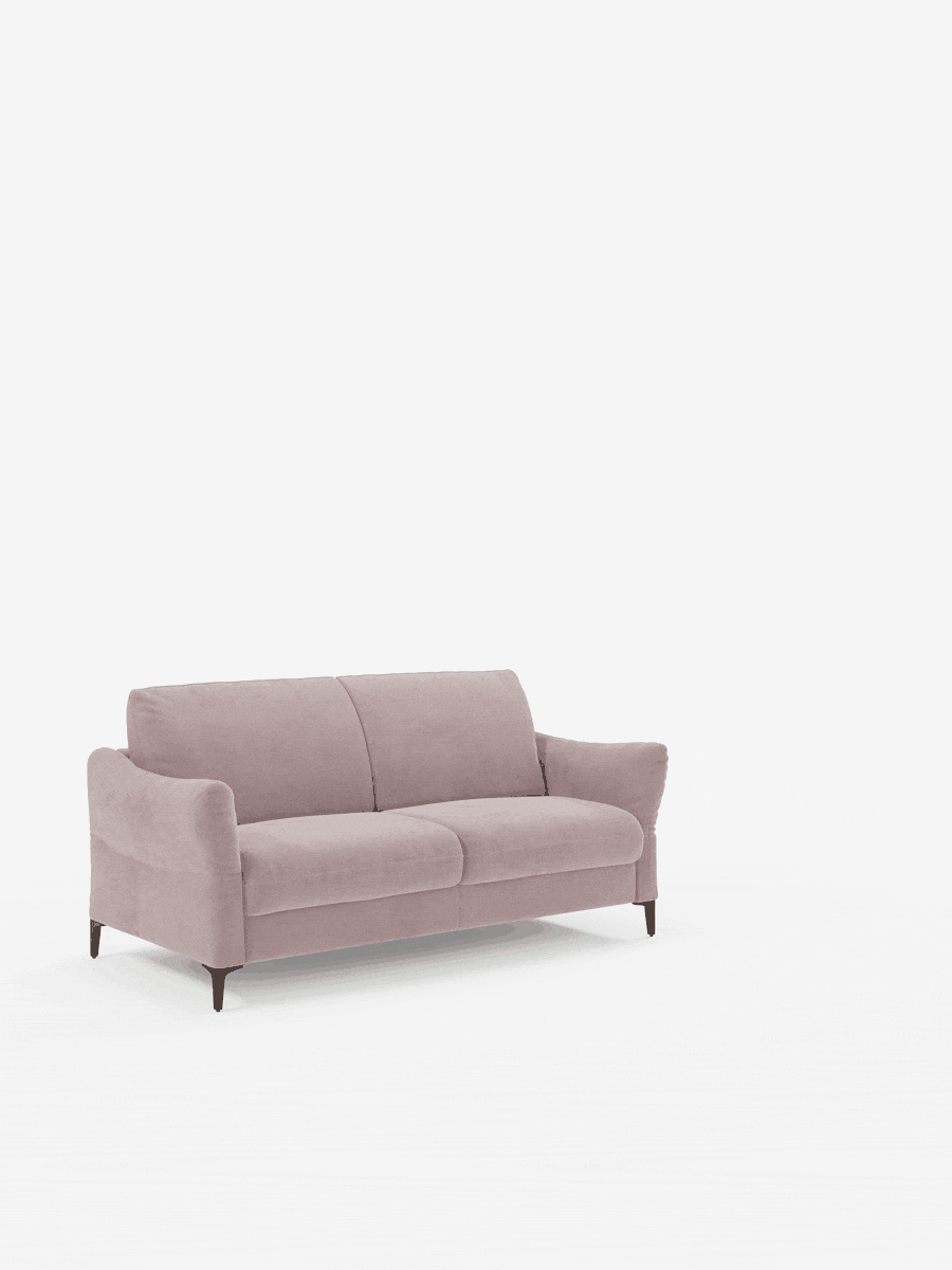 Il divano letto Dalia di Divani.Store, qui presentato in una delicata tonalità malva, è caratterizzato da morbidi cuscini, braccioli arrotondati e gambe in legno scuro. Il suo design moderno e minimalista mette in risalto il morbido rivestimento in vellutino smacchiabile T30 e le linee pulite. Questo comodo divano letto matrimoniale è progettato per essere al tempo stesso accogliente e pratico, con opzioni disponibili a 2, 3 o 4 posti e dotato di un materasso H18.