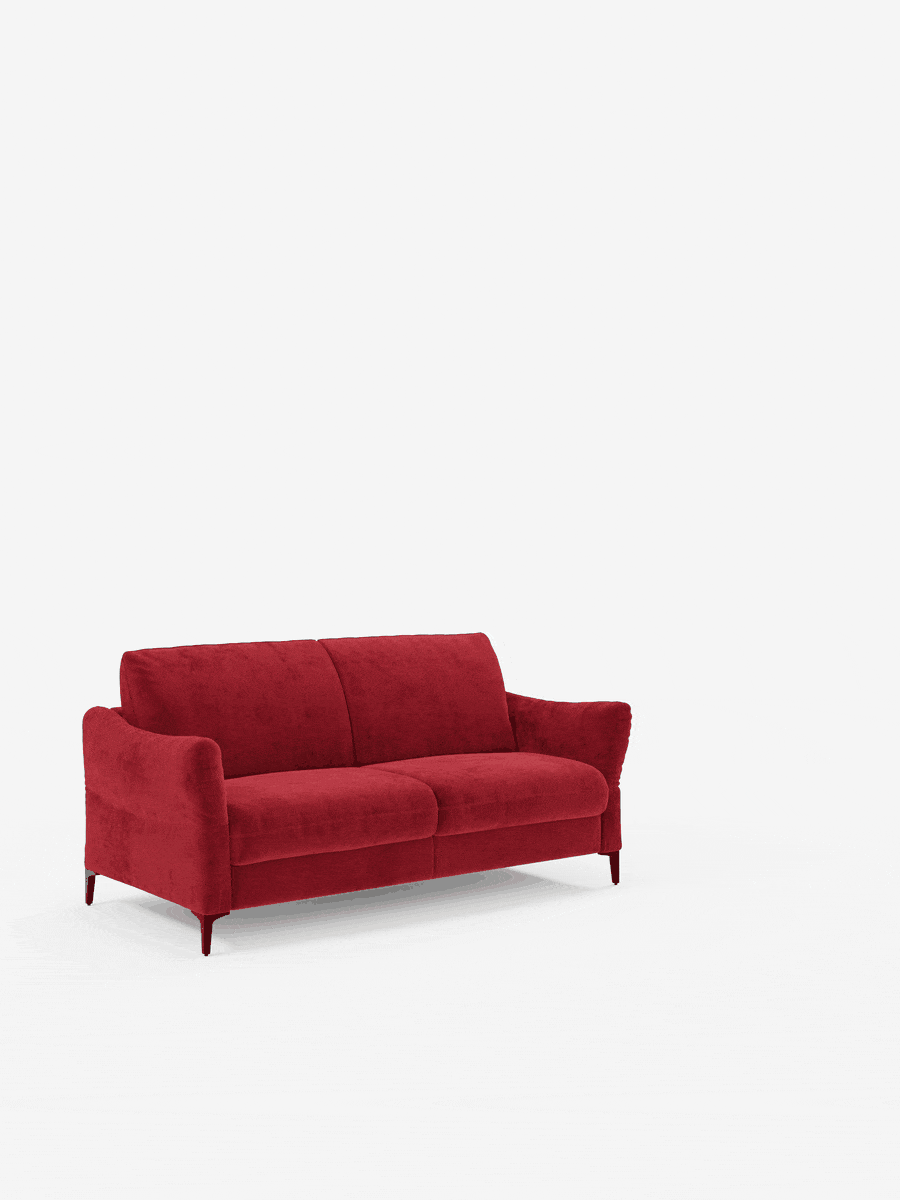 Un moderno divano letto a due posti “Dalia” rosso di Divani.Store, rivestito in morbido tessuto T30 effetto velluto resistente alle macchie, presenta schienale e braccioli imbottiti. Le sue gambe corte e angolate si abbinano perfettamente al colore del divano. Il divano è posizionato su uno sfondo bianco minimalista, circondato da ampio spazio libero.