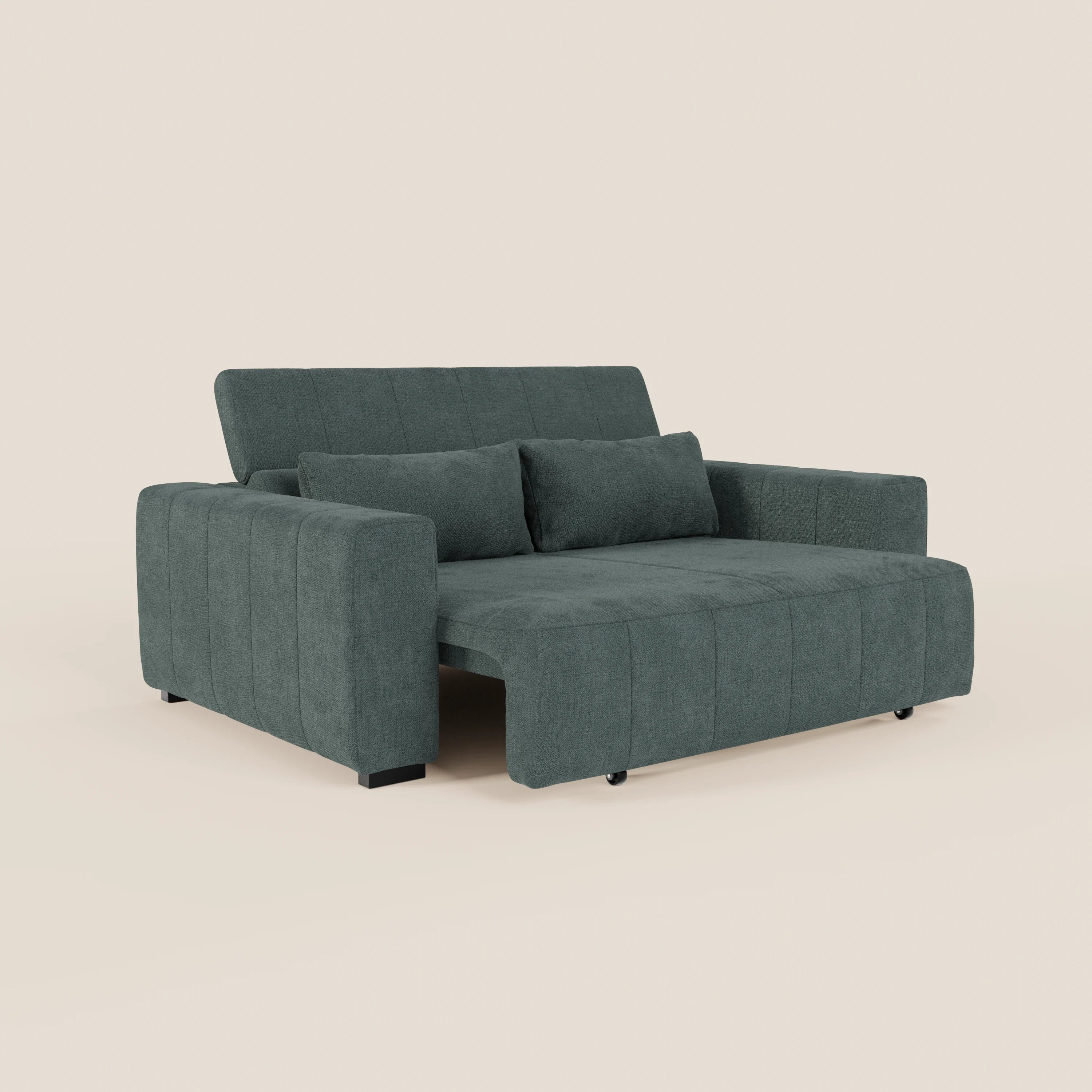 Il divano Doric 3 posti di Divani.Store è caratterizzato da un design moderno di colore grigio scuro, ampi braccioli, due cuscini per lo schienale, due cuscini coordinati, sedili allungabili elettricamente per una superficie piana e poggiatesta regolabili. Presentato su uno sfondo beige chiaro.