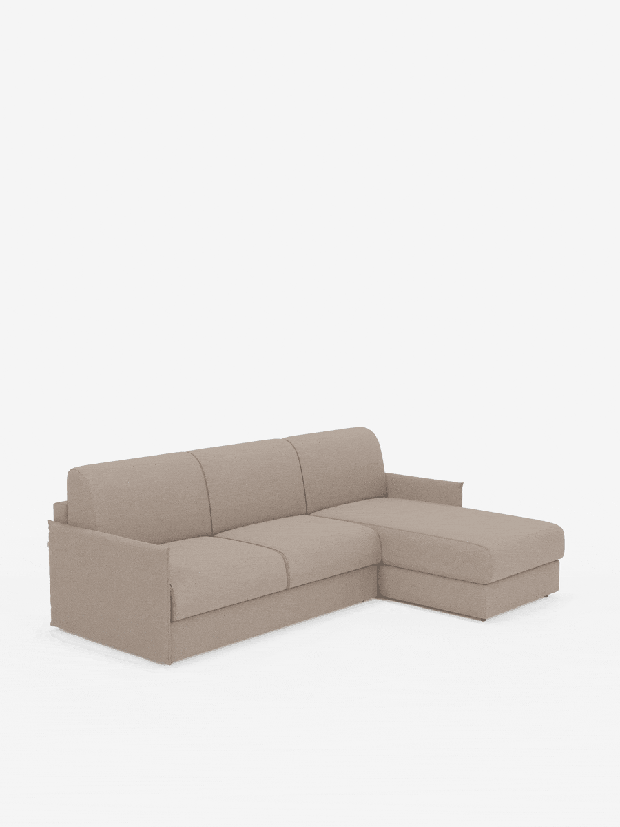 Un divano letto angolare con penisola contenitore Evans di colore beige, a firma Divani.Store, dotato di tre cuscini di seduta e una chaise longue sul lato destro, è esposto su uno sfondo bianco a tinta unita. Questo divano componibile compatto presenta braccioli bassi e un design moderno e minimalista in tessuto T23 facile da pulire, offrendo stile e funzionalità per gli spazi abitativi contemporanei.