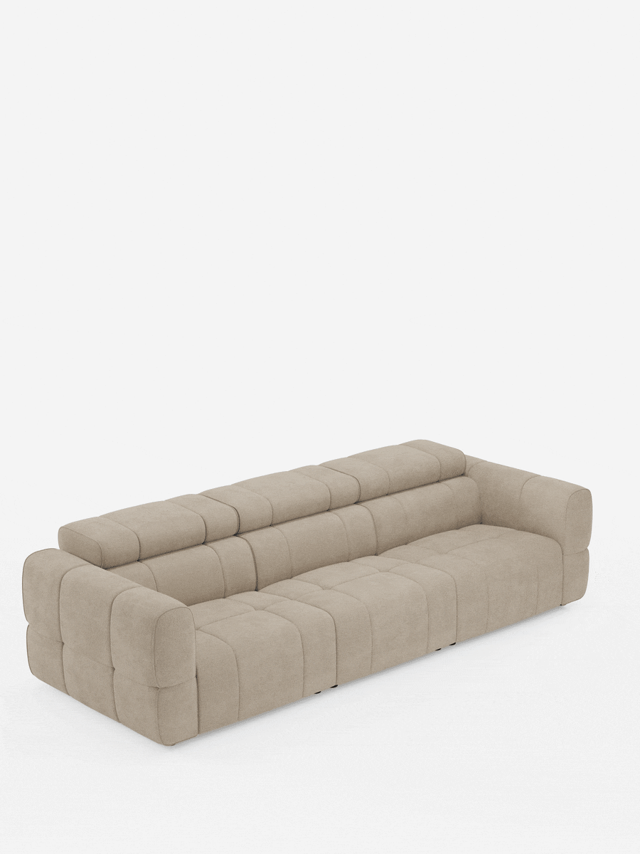 Un divano modulare Giotto a 4 posti color beige neutro, con poggiatesta reclinabili e funzione relax elettrica opzionale, rivestito in tessuto smacchiabile T23, caratterizzato da una linea slanciata e da un motivo a griglia trapuntato su seduta, schienale e braccioli.