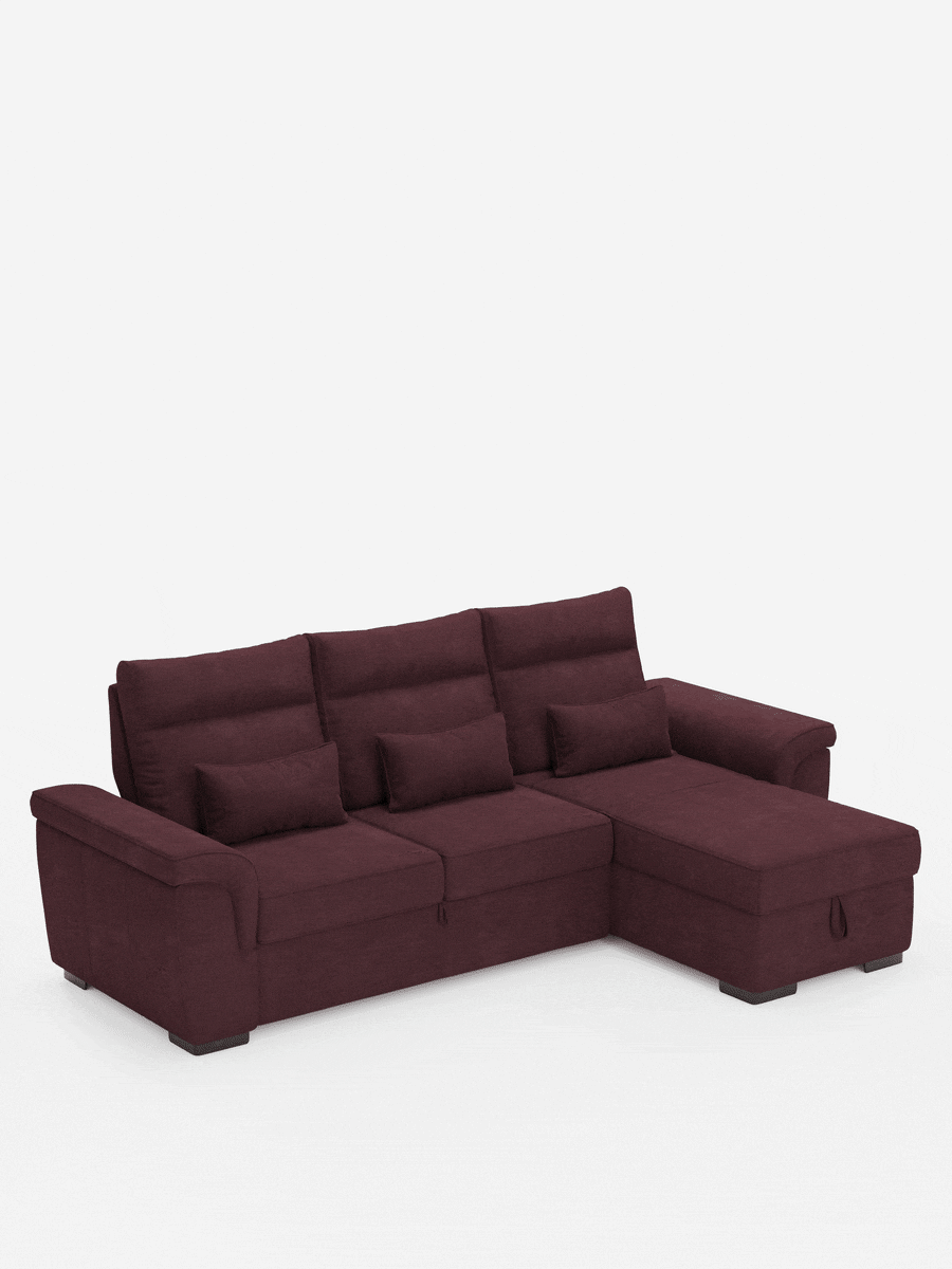 Un divano letto angolare Ischia color bordeaux scuro, con schienali scorrevoli, elemento estraibile e penisola contenitore in tessuto smacchiabile misto lino, si staglia su uno sfondo grigio chiaro; presenta tre schienali, una chaise longue sul lato destro e piedini scuri.