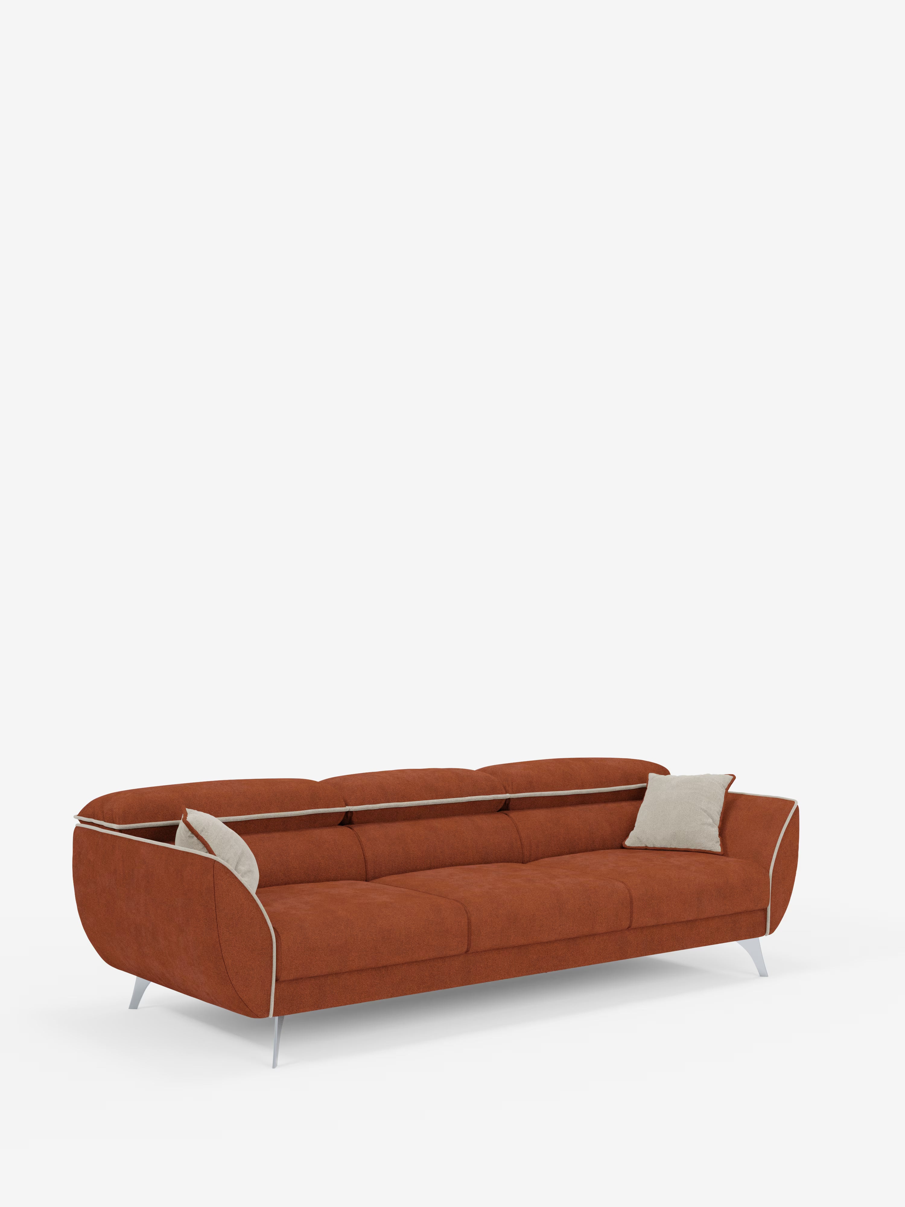 Un divano di lusso dal design contemporaneo: il Michelangelo 4 Posti bicolore di Divani.Il modello Store presenta tre sedute estensibili e poggiatesta reclinabili in tessuto T23 facile da pulire con una moderna finitura color ruggine, eleganti gambe e bordature argentate, uno schienale dalle curve aggraziate e include due cuscini decorativi beige chiaro, presentati su uno sfondo bianco a tinta unita.