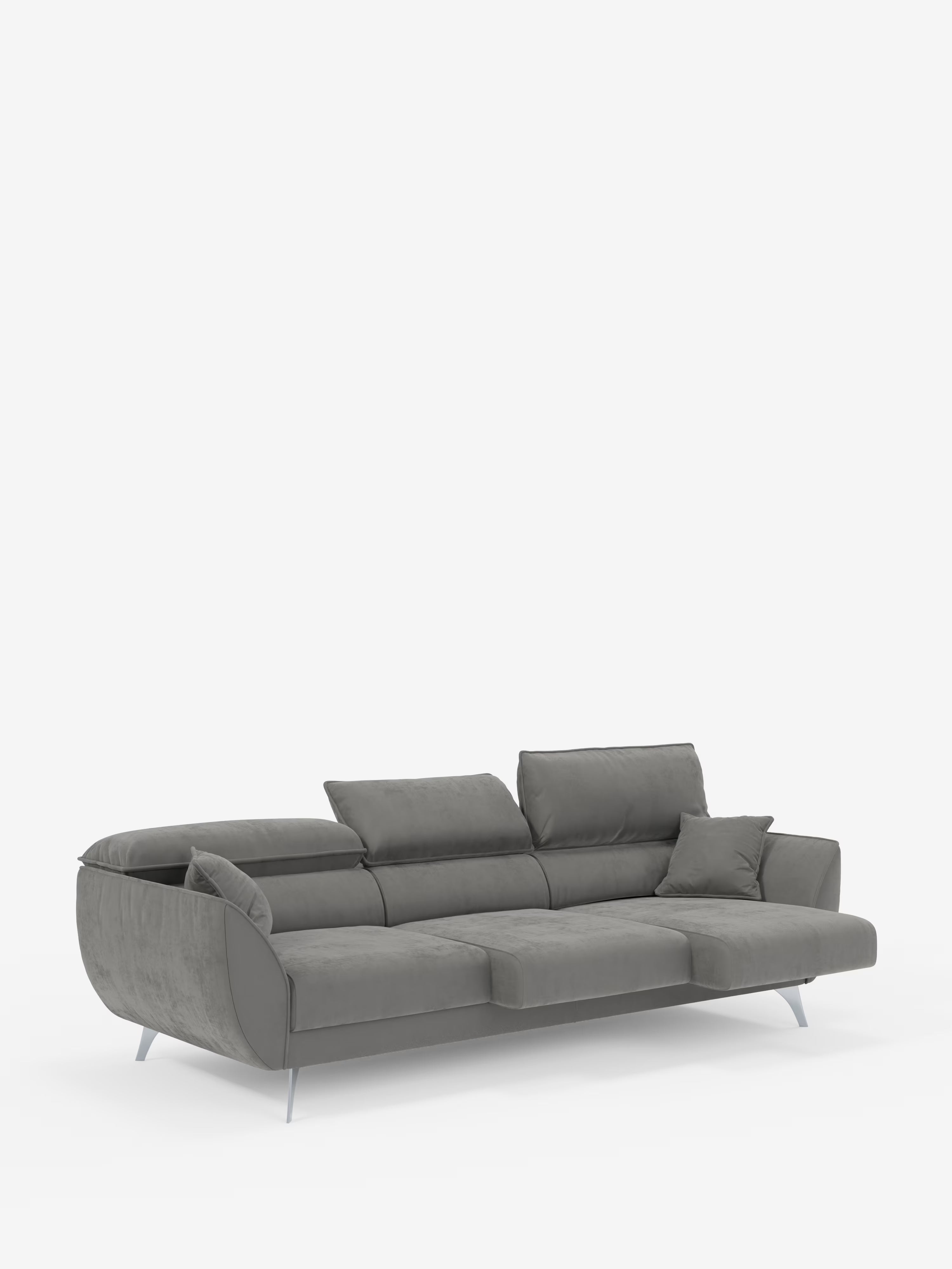 Il divano Michelangelo 4 Posti di Divani.Store è un divano contemporaneo rivestito in tessuto effetto velluto grigio, dotato di tre sedute estensibili, poggiatesta reclinabili e un bracciolo fisso sul lato sinistro. Poggia su sottili gambe in metallo e comprende tre cuscini dello schienale più un cuscino decorativo quadrato sul lato destro. Su uno sfondo bianco a tinta unita, offre un'estetica pulita e minimalista.
