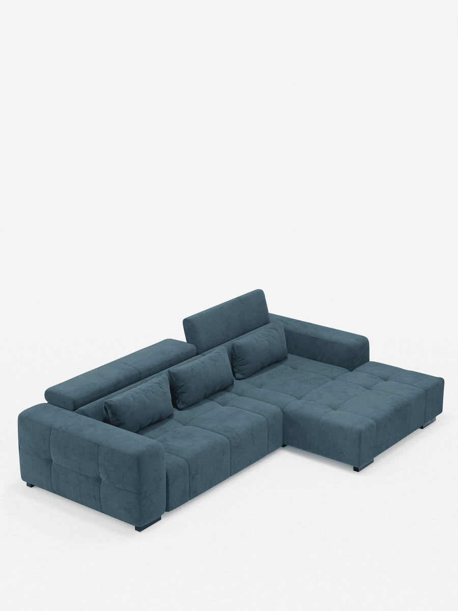 Un divano componibile blu, spazioso e dal design contemporaneo: il “Monarch Divano angolare con penisola e Relax Elettrico per l’allungamento delle sedute” di Divani.Il modello — presenta ampi cuscini, una chaise longue orientata a destra che forma un capiente divano con penisola, tre cuscini cilindrici, due poggiatesta reclinabili e braccioli bassi e squadrati. Questo divano moderno, rivestito in morbido tessuto T31 resistente alle macchie, poggia su brevi piedini neri su uno sfondo bianco a tinta unita.