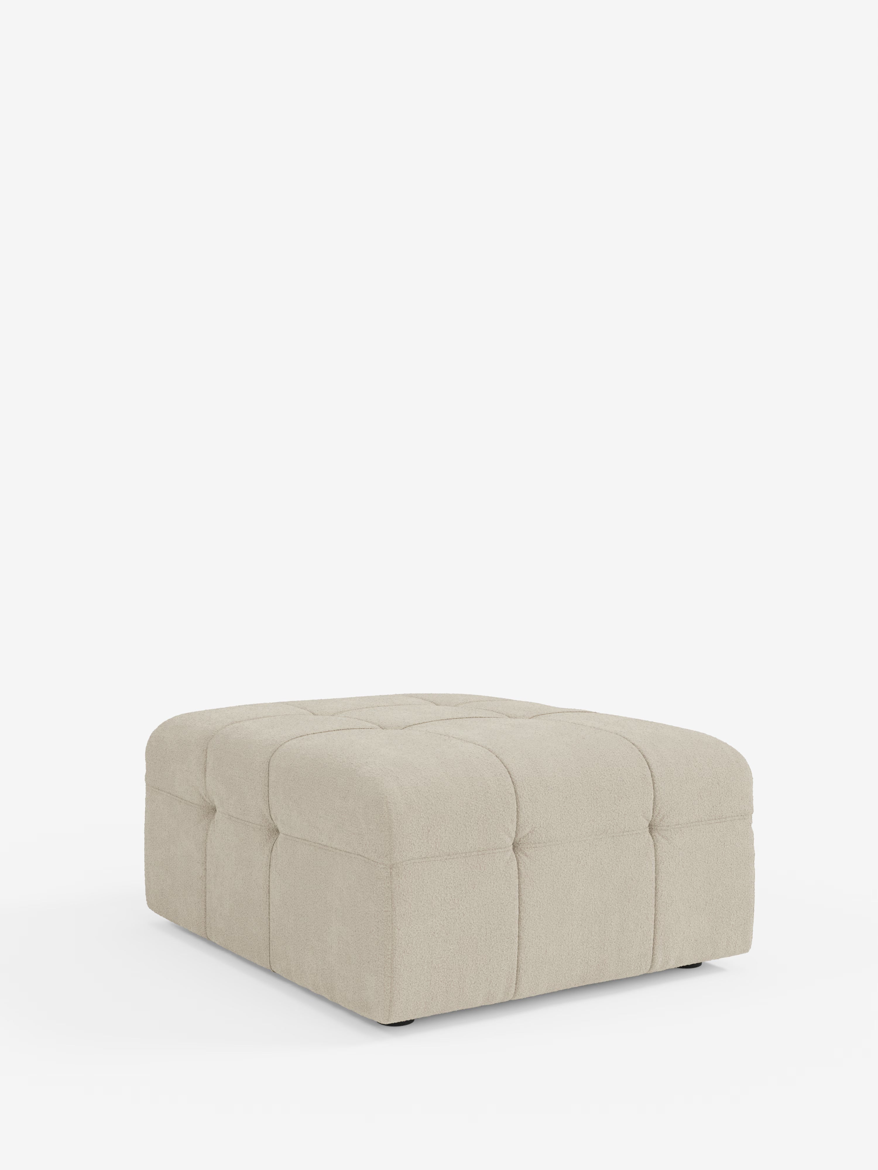 Il pouf e modulo Mosaic in bouclé di Divani.Store è un pouf quadrato color beige che misura 96x77 cm, caratterizzato da un design capitonné con cuciture a vista sulla parte superiore e sui lati. Realizzato in Italia in tessuto T21 smacchiabile, questo pouf capitonné presenta un'imbottitura morbida e soffice e si distingue su uno sfondo bianco a tinta unita, per un look moderno e minimalista.