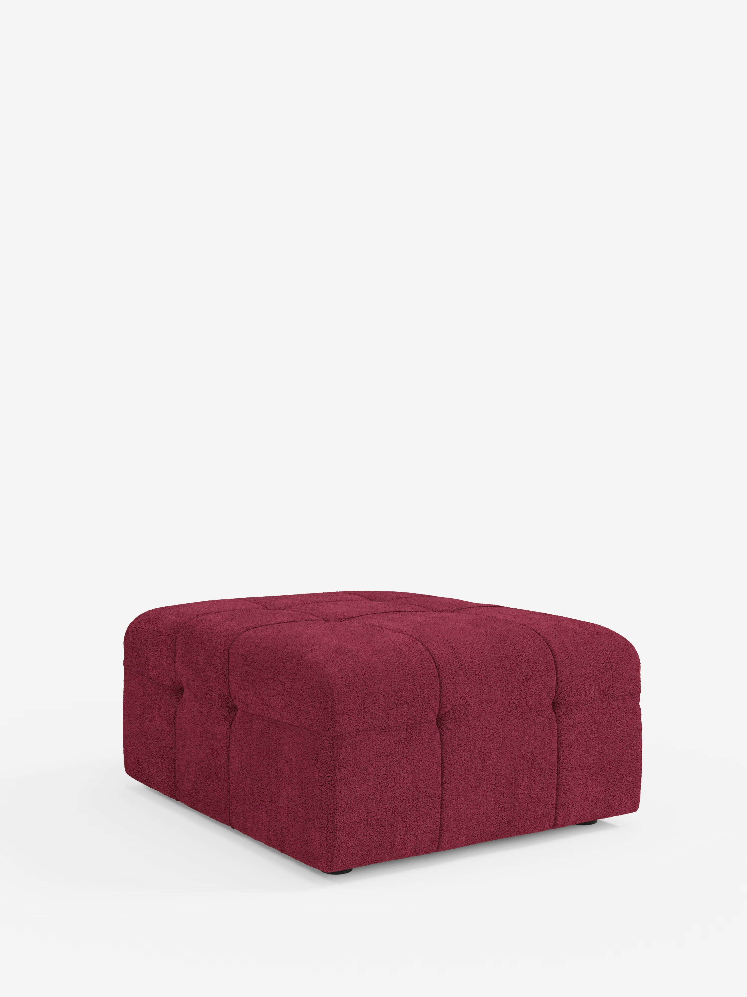 Il pouf e modulo Mosaic in bouclé di Divani.Store è un ampio pouf quadrato che misura 96x77 cm, realizzato in tessuto T21 color bordeaux intenso e resistente alle macchie, con un elegante design capitonné. La superficie e i lati delicatamente trapuntati creano un sottile motivo a mosaico, mentre i piedini corti e quasi invisibili conferiscono al complemento d’arredo un aspetto sospeso sullo sfondo bianco a tinta unita.