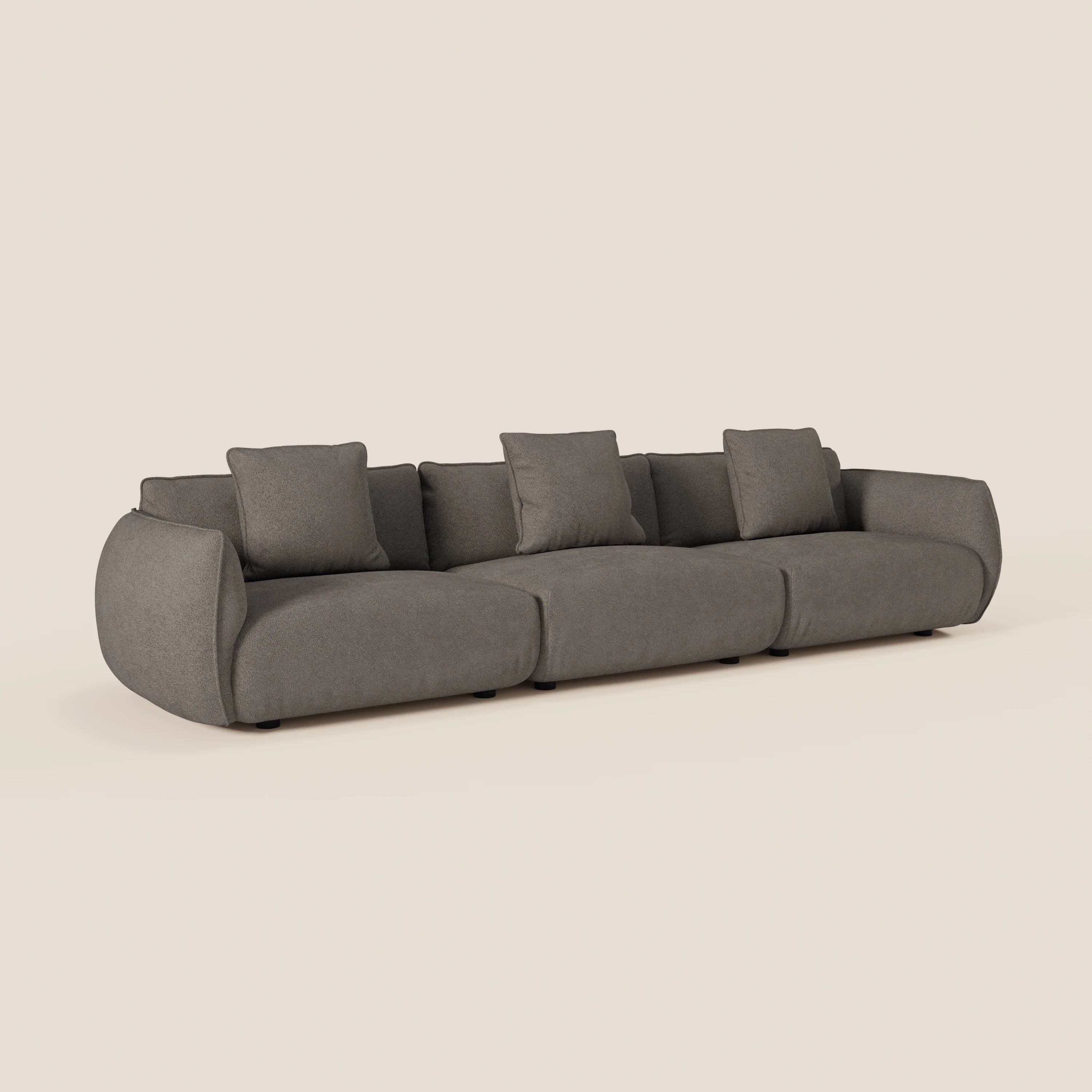 Il divano Nimbus modulare a 3 sedute di Divani.Store è rivestito in morbido tessuto smacchiabile effetto cotone T33 grigio, con braccioli arrotondati, cuscini imbottiti e quattro guanciali; completamente sfoderabile per una facile pulizia.