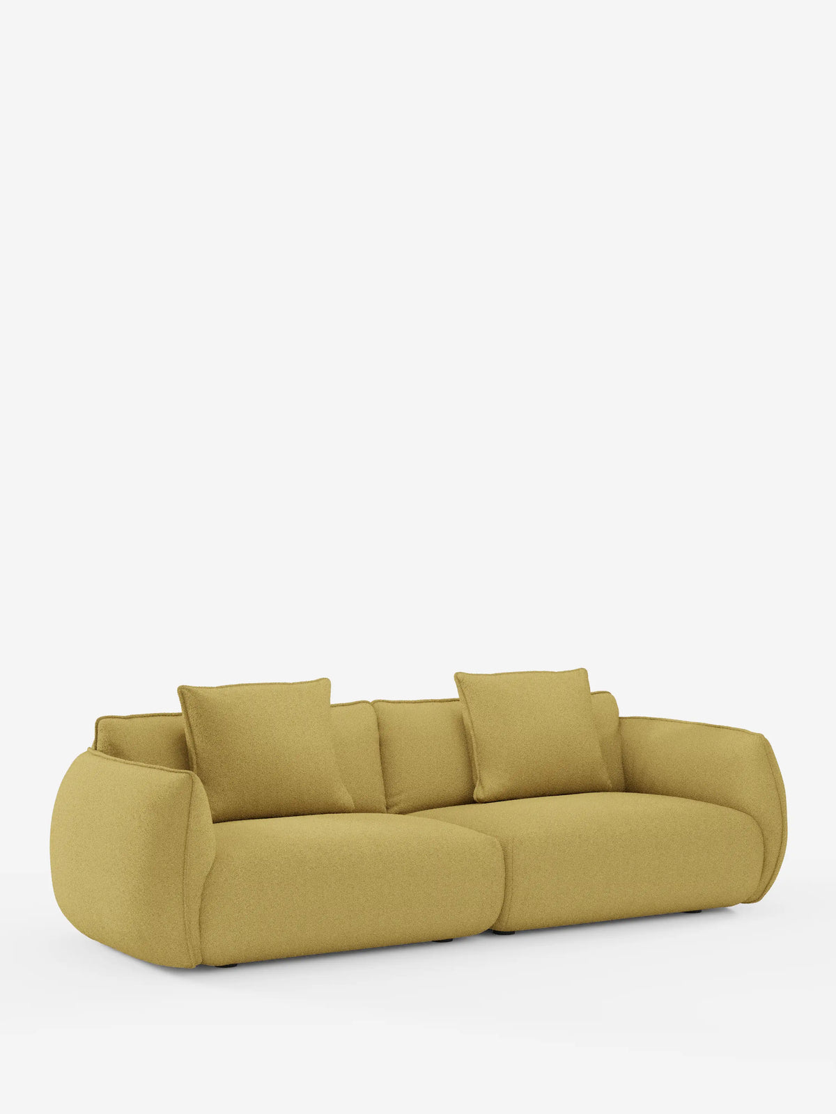 Un divano Nimbus a 3 posti, dal design contemporaneo e modulare, firmato Divani.Rivestito in tessuto giallo senape effetto cotone antimacchia (modello t33), caratterizzato da bordi morbidi e arrotondati, profilo basso, ampi cuscini di seduta, braccioli imbottiti e due cuscini rettangolari abbinati per lo schienale — raffigurato su uno sfondo bianco a tinta unita. Il rivestimento è completamente sfoderabile.